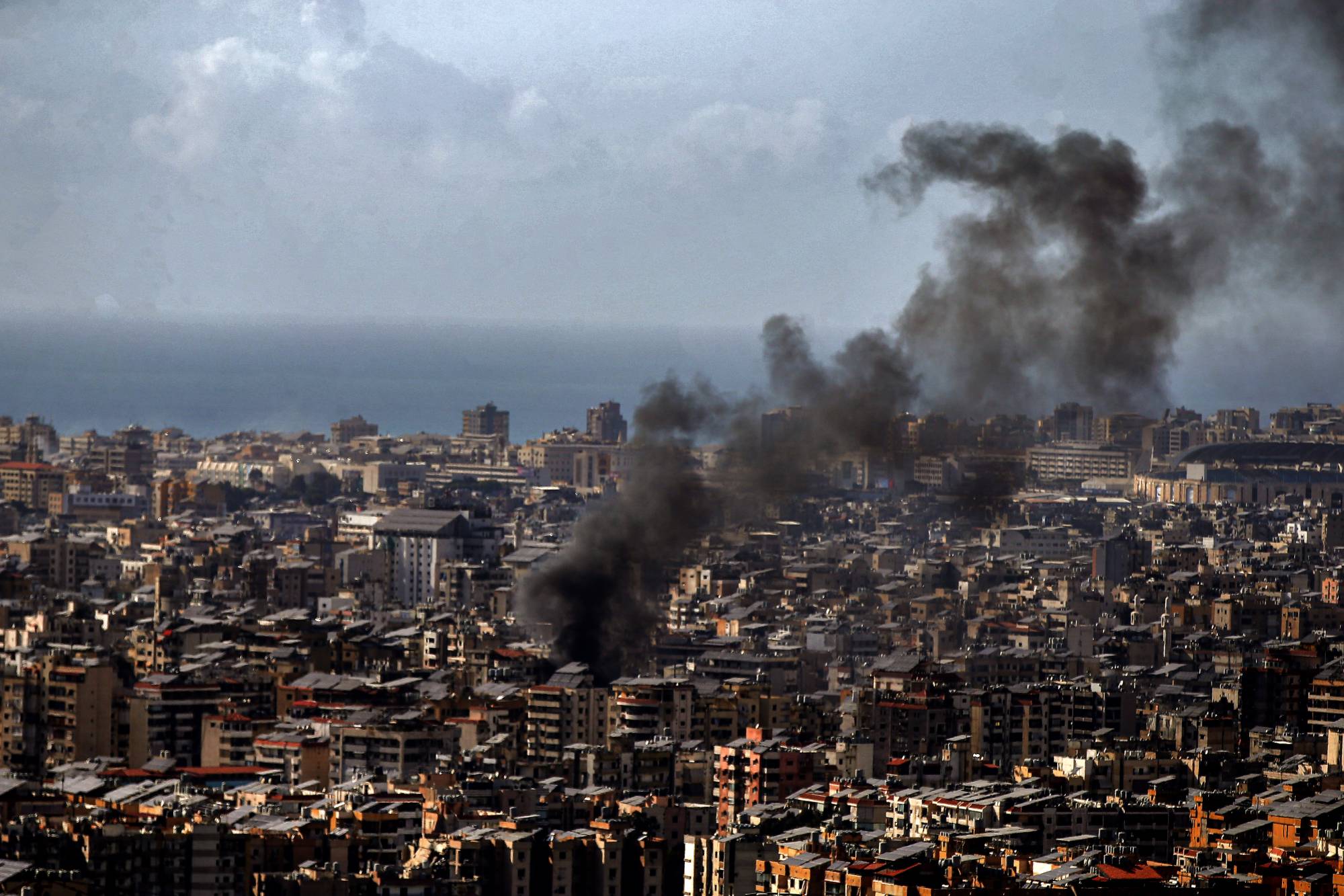 Beyrut’un güney banliyösünde Hizbullah mensuplarının yoğun olduğu iddia edilen bir bölgeden yükselen dumanlar (DPA)