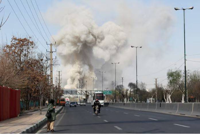  Tahran'da meydana gelen patlamanın ardından duman yükseliyor (Reuters)