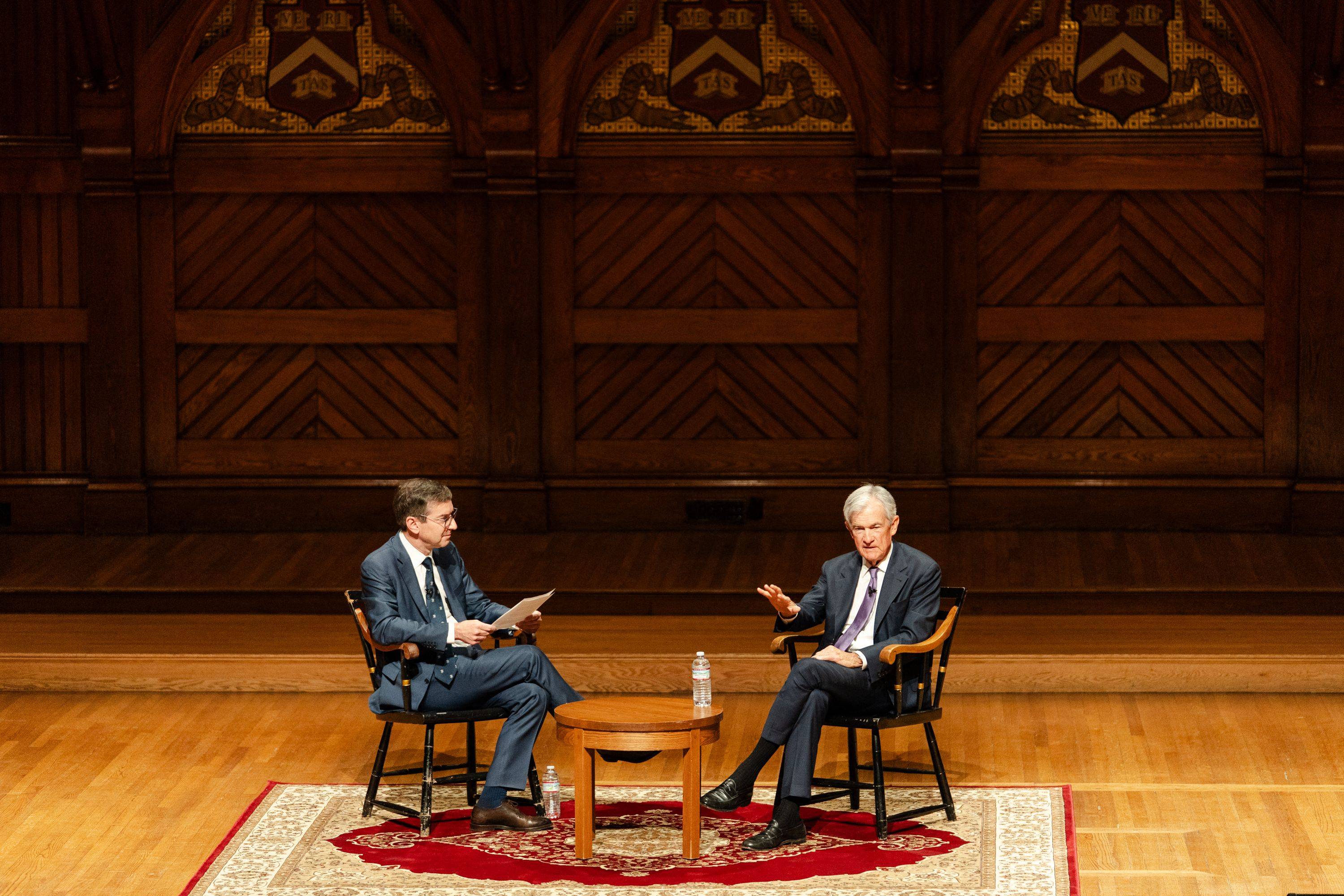 ABD Merkez Bankası (Fed) Başkanı Jerome Powell, Harvard Üniversitesi’nde konuşma yaparken (AFP)