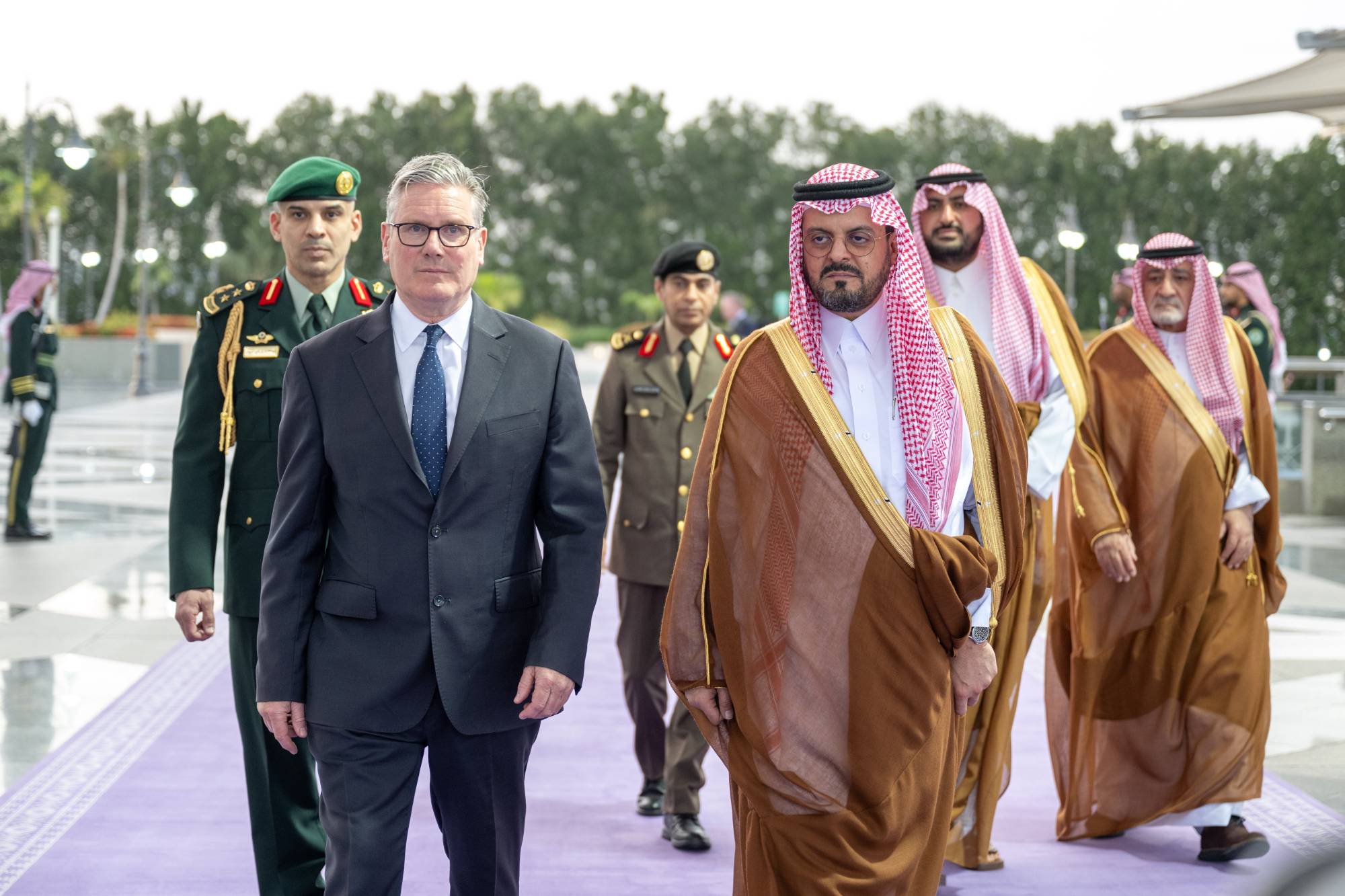 Prens Suud bin Mişel, Keir Starmer'ı Cidde'dekiKral Abdülaziz Uluslararası Havalimanı'nda karşıladı (Mekke Valiliği)