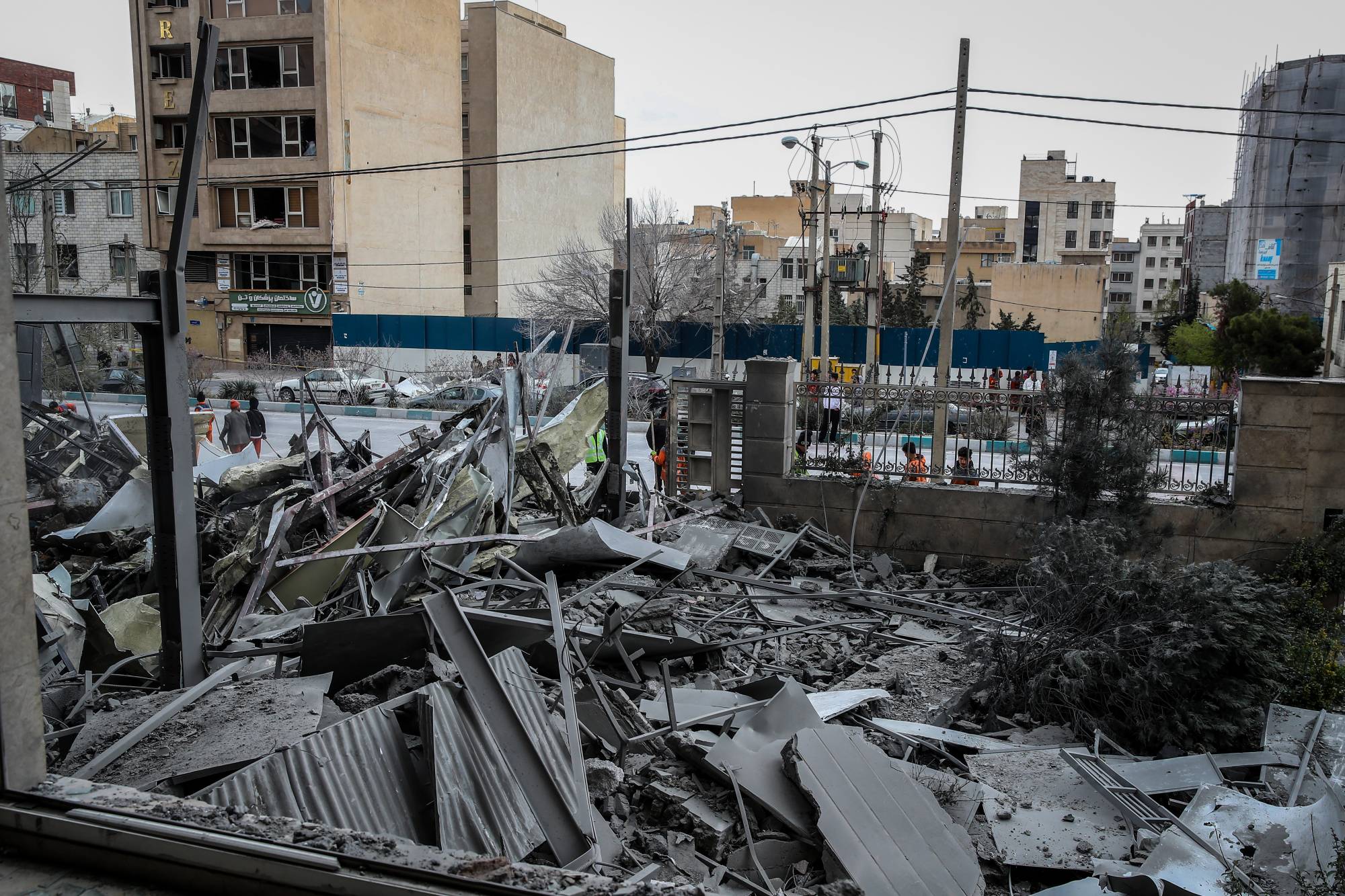  Tahran'da bombalama sonucu hasar gören bir konut binası (DPA)