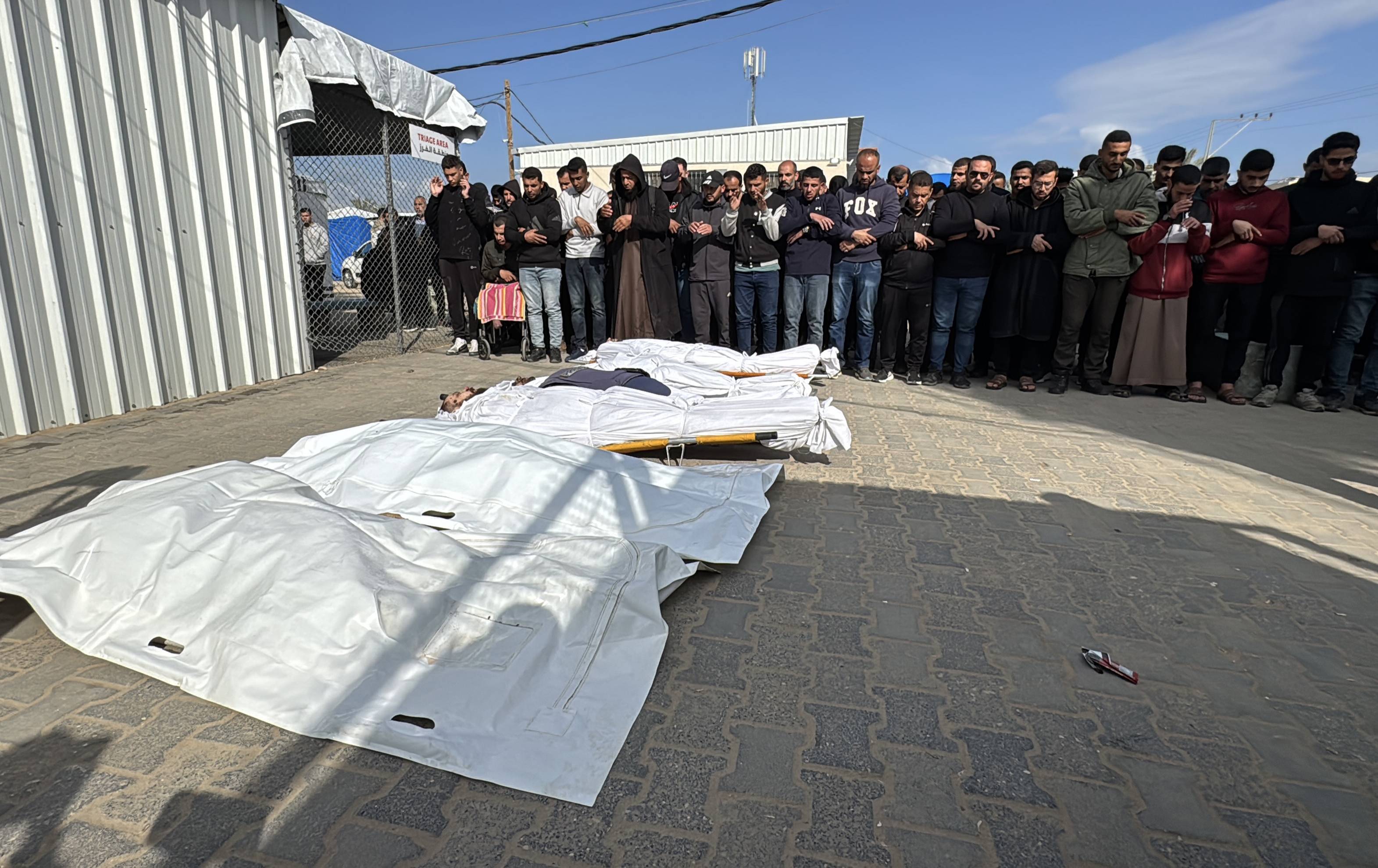  Gazze Şeridi’nin orta kesimindeki Deyr el-Balah’ta İsrail’in düzenlediği hava saldırısında hayatını kaybedenlerin cenaze namazını kılan Filistinliler, 11 Nisan 2026 (DPA)