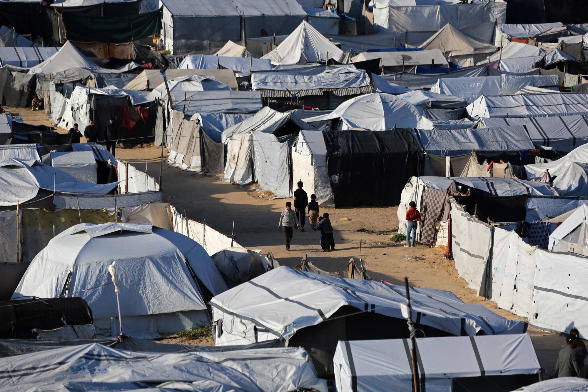 Gazze Şeridi’nin güneyindeki Han Yunus’ta bulunan bir mülteci kampı (AFP)