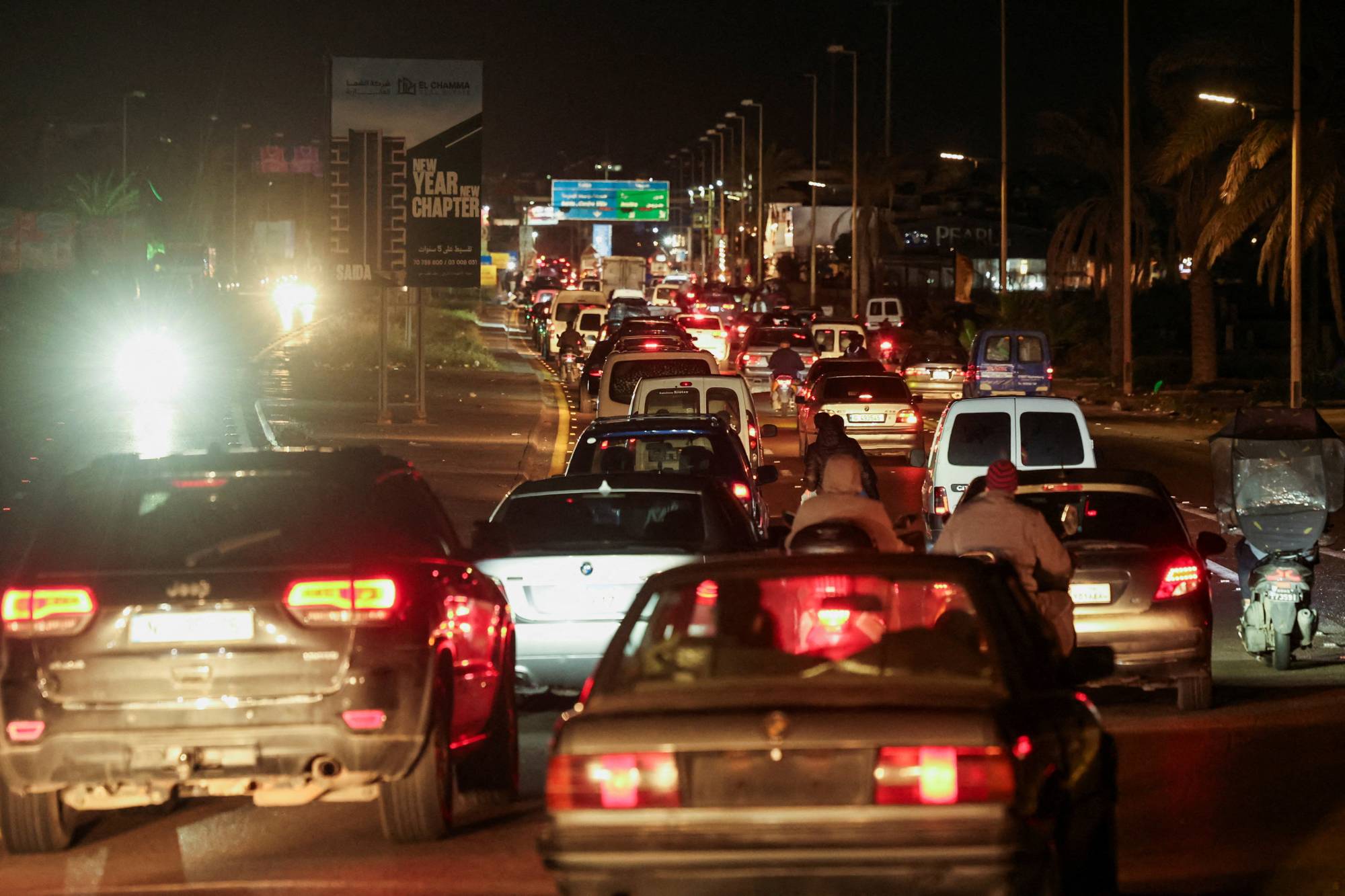 Yerlerinden edilmiş kişilerin evlerine dönmesi nedeniyle Sayda’daki (Sidon) bir yolda trafik sıkışıklığı yaşandı (Reuters)