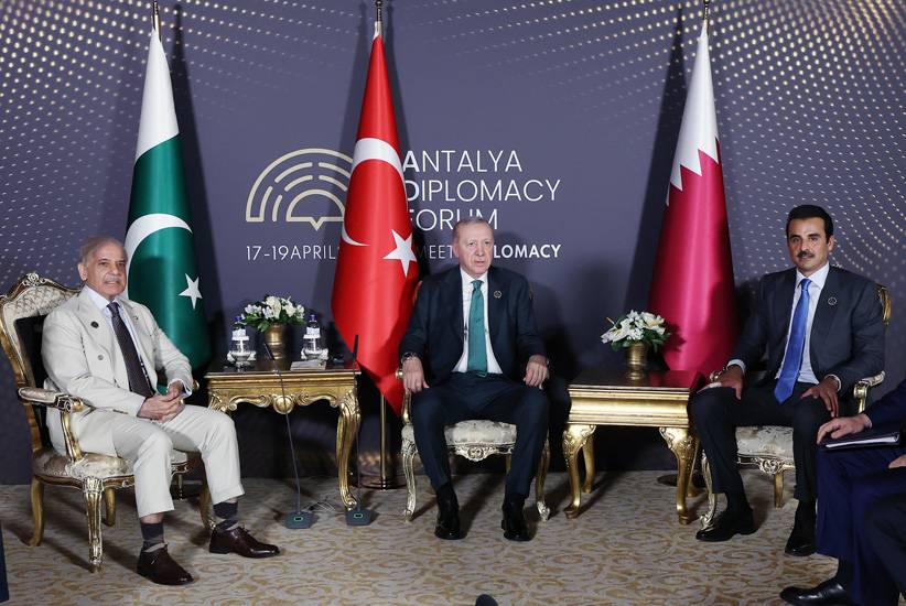 Erdoğan, Antalya Diplomasi Forumu'nun oturum aralarında Şerif ve Katar Emiri ile üçlü bir görüşme gerçekleştirdi (Türkiye Cumhurbaşkanlığı)