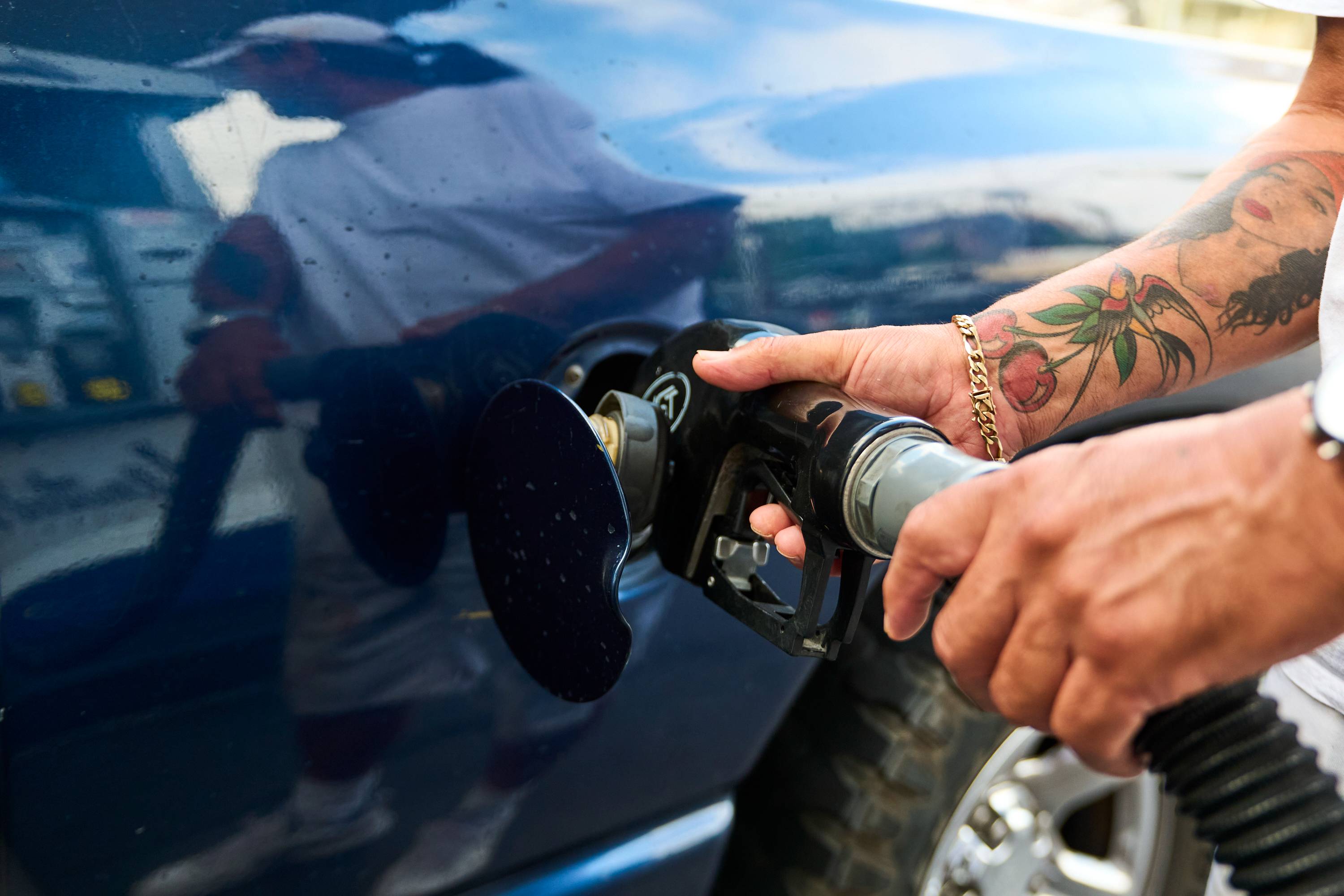  Los Angeles'ta arabasına yakıt dolduran bir adam (AP)