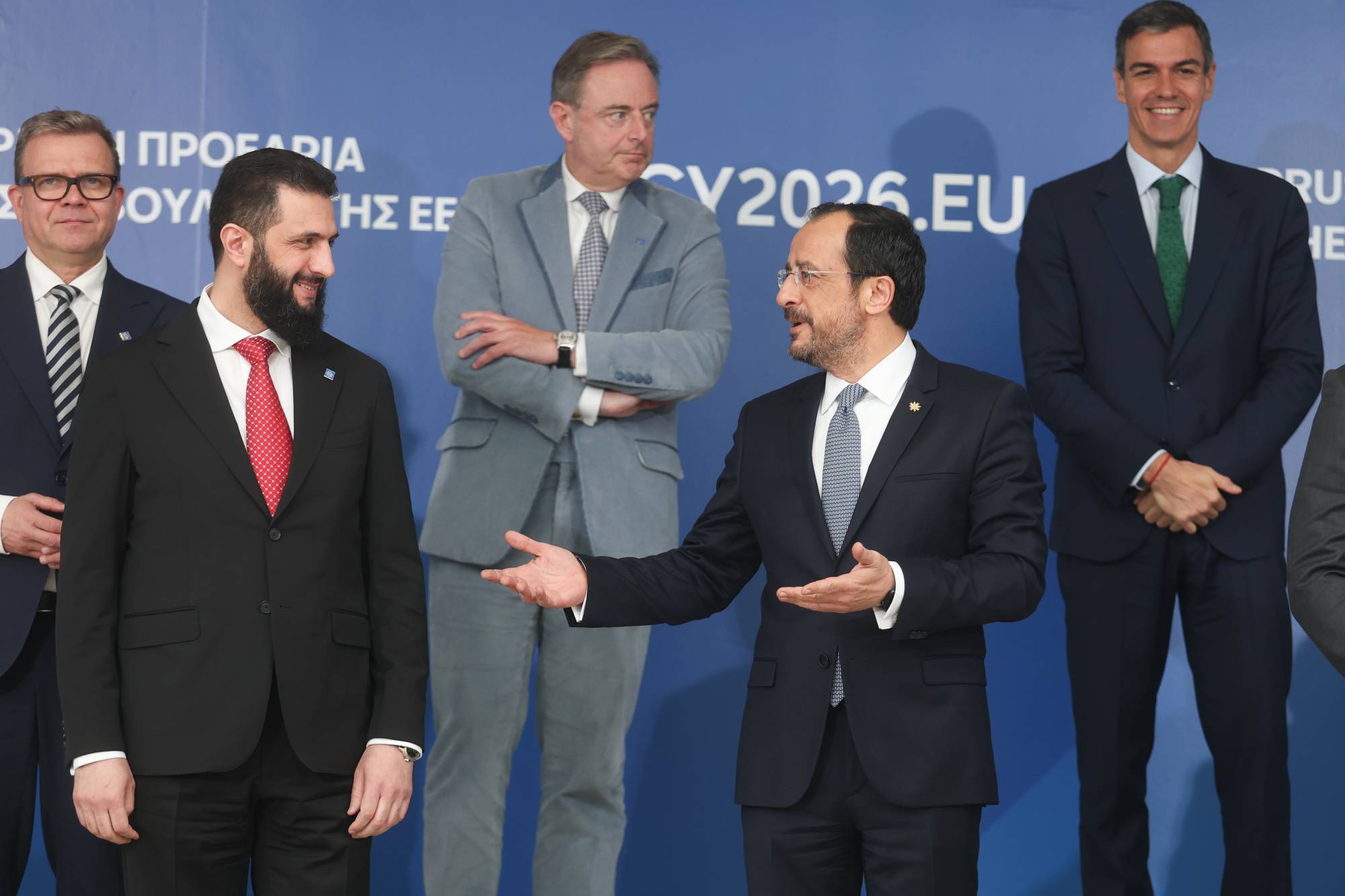  Güney Kıbrıs Rum Yönetimi (GKRY) Cumhurbaşkanı Nikos Hristodulidis, dün Lefkoşa’da düzenlenen Avrupa Birliği (AB) ve bölgesel ortaklar gayriresmi toplantısında hatıra fotoğrafı çekilmeden önce Suriye Cumhurbaşkanı Ahmed eş-Şara ile sohbet ediyor. (EPA)