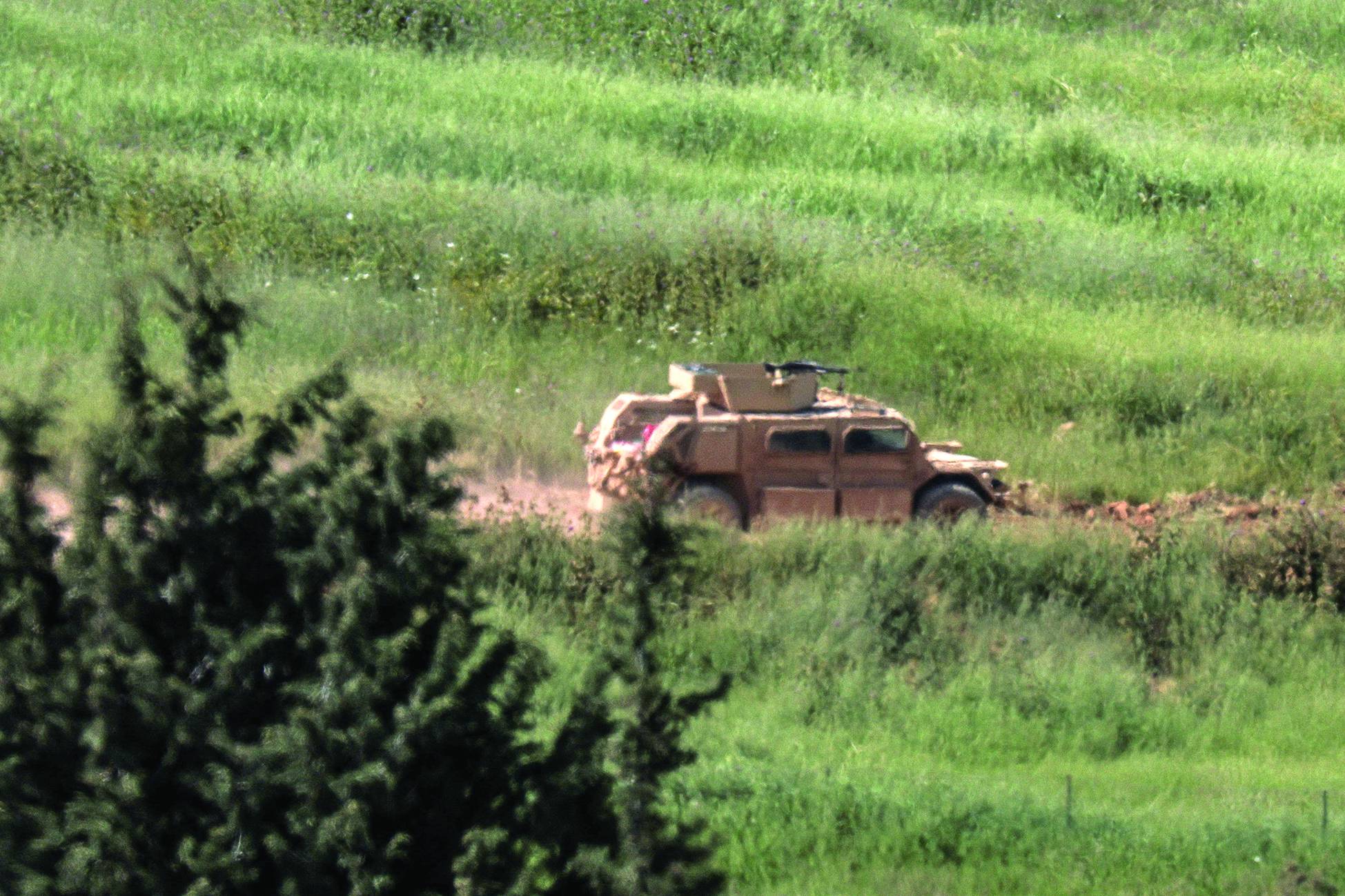 Lübnan toprakları içinde bir İsrail askeri aracı (Reuters)