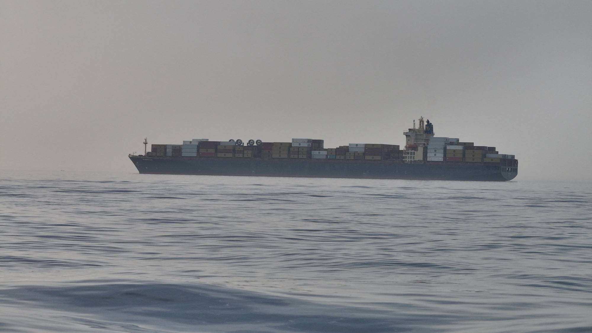 Hürmüz Boğazı’ndaki bir yük gemisi... Yeni bir çatışmanın sahnesi haline gelen su yolu (Reuters)