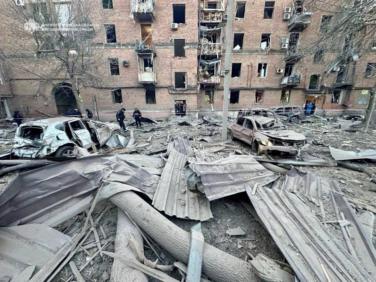 Ukrayna’nın Dnipro kentinde Rus saldırısının ardından meydana gelen yıkım... Dört yıldır süren savaş (Reuters)