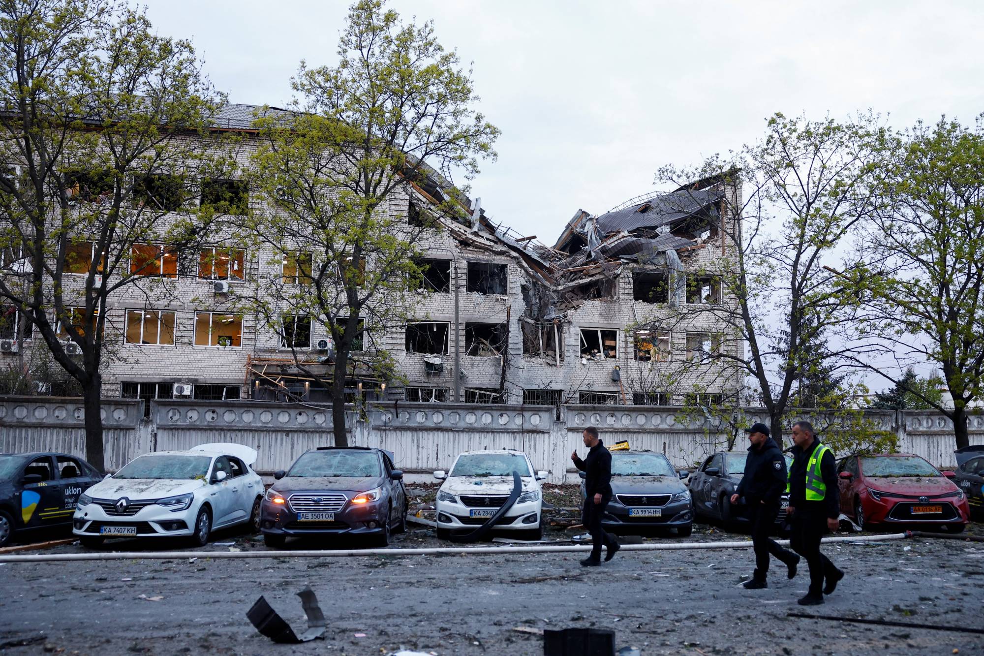 Kiev'de bir sokakta Ukraynalı polis memurları (Reuters)