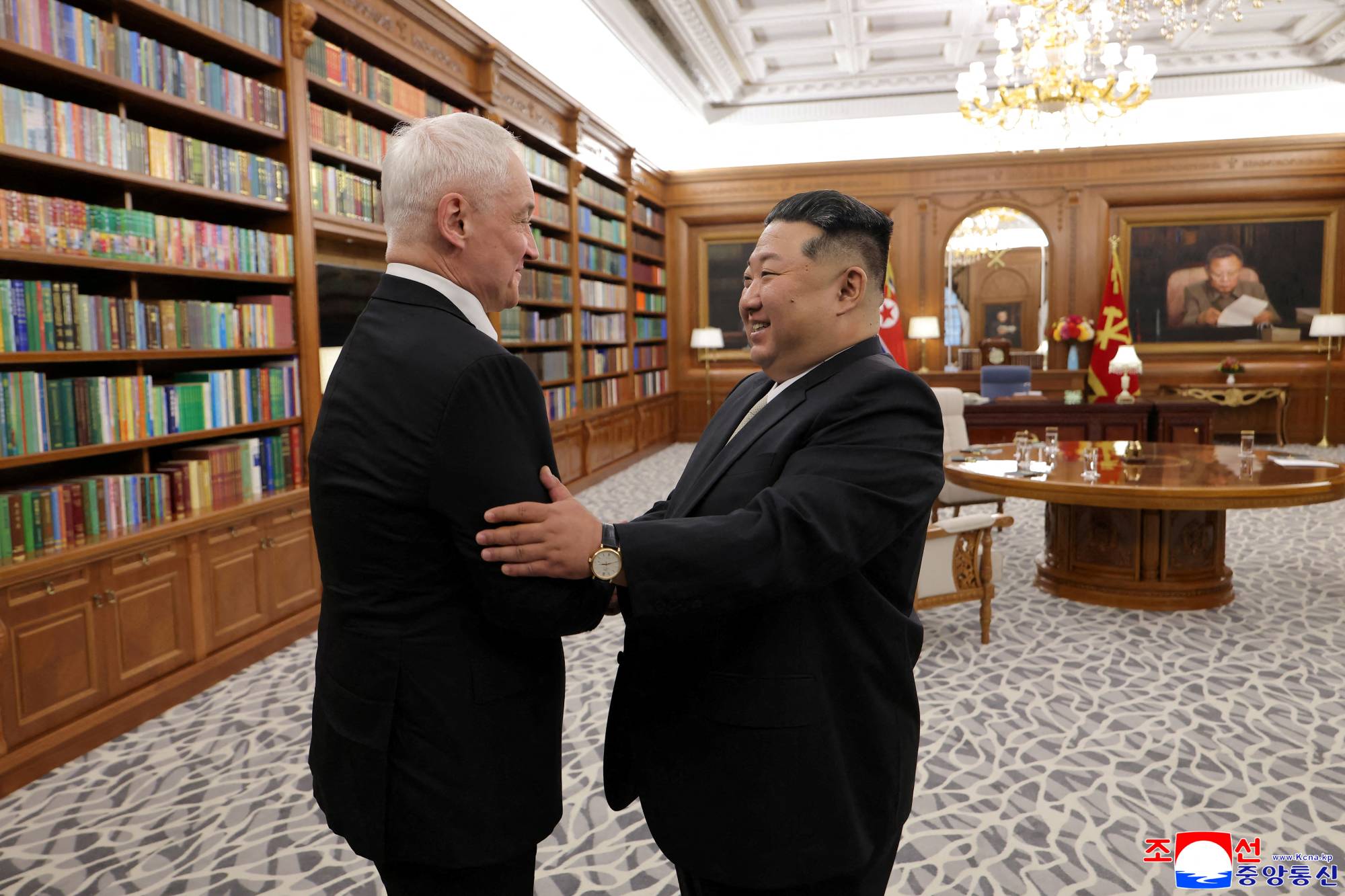   Kuzey Kore lideri Kim Jong Un, Rusya Savunma Bakanı Andrey Belousov ile el sıkışıyor (Reuters)