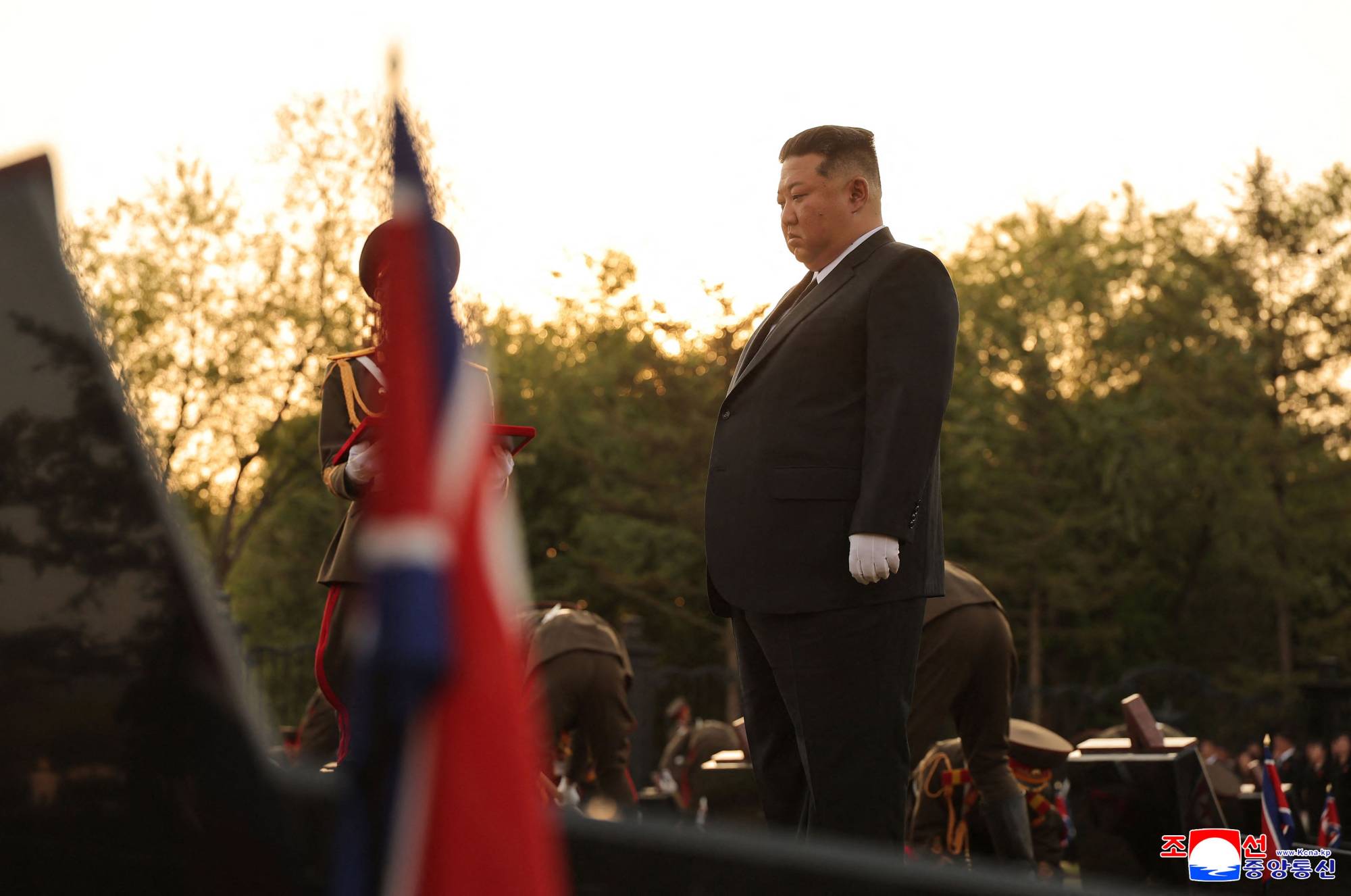  Kuzey Kore lideri, Ukrayna'ya karşı savaşta hayatını kaybeden askerlerin onuruna düzenlenen törene katıldı (AFP).