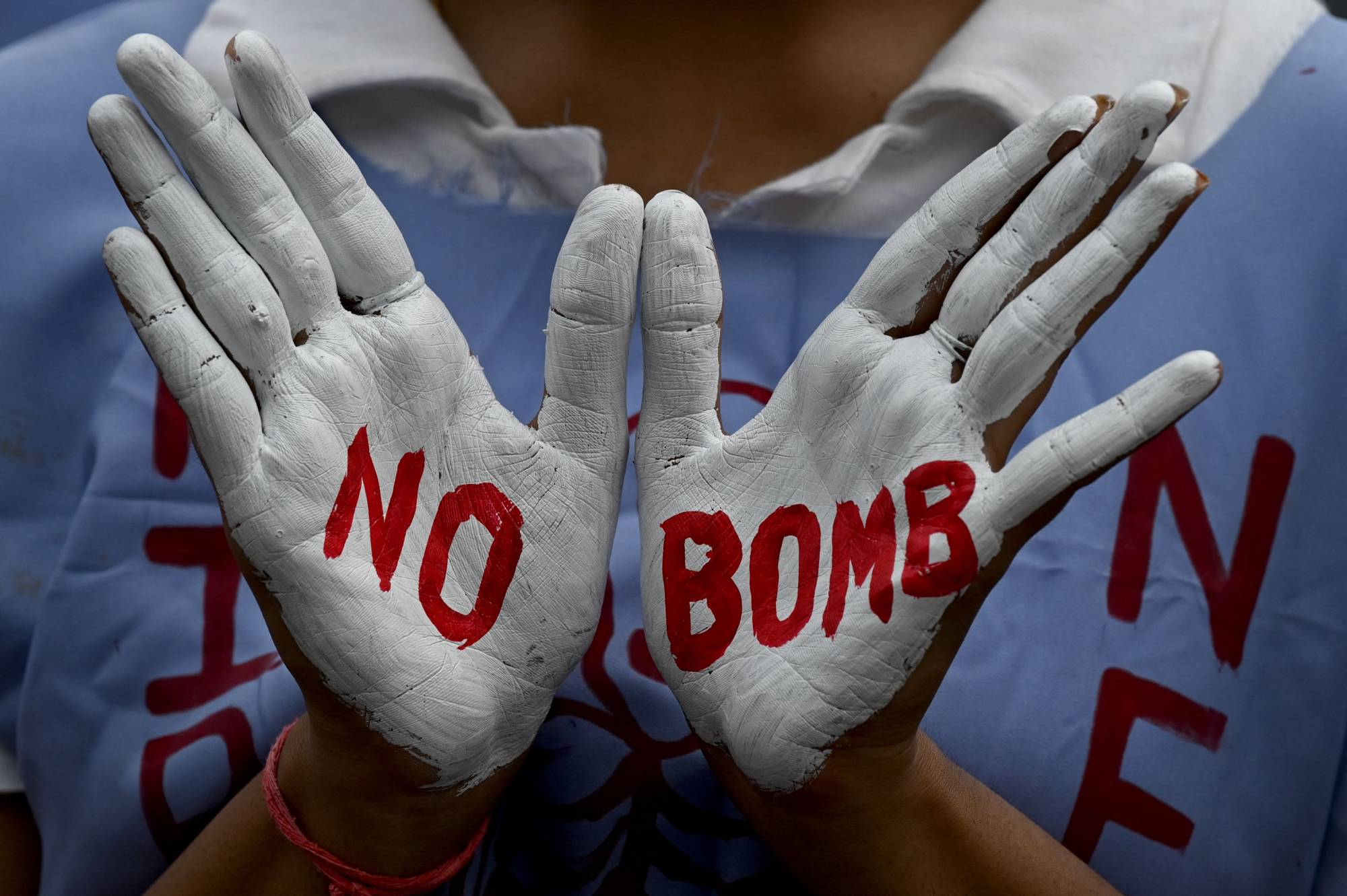 Hindistan'ın Mumbai kentinde düzenlenen etkinlik sırasında bir kadının avuç içlerine yazılmış Hiroşima atom bombası karşıtı slogan (AFP)