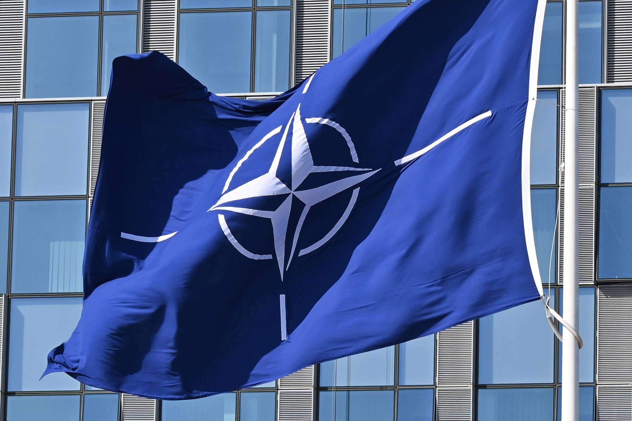 Belçika’nın başkenti Brüksel’deki NATO karargâhının önünde dalgalanan NATO bayrağı (DPA)