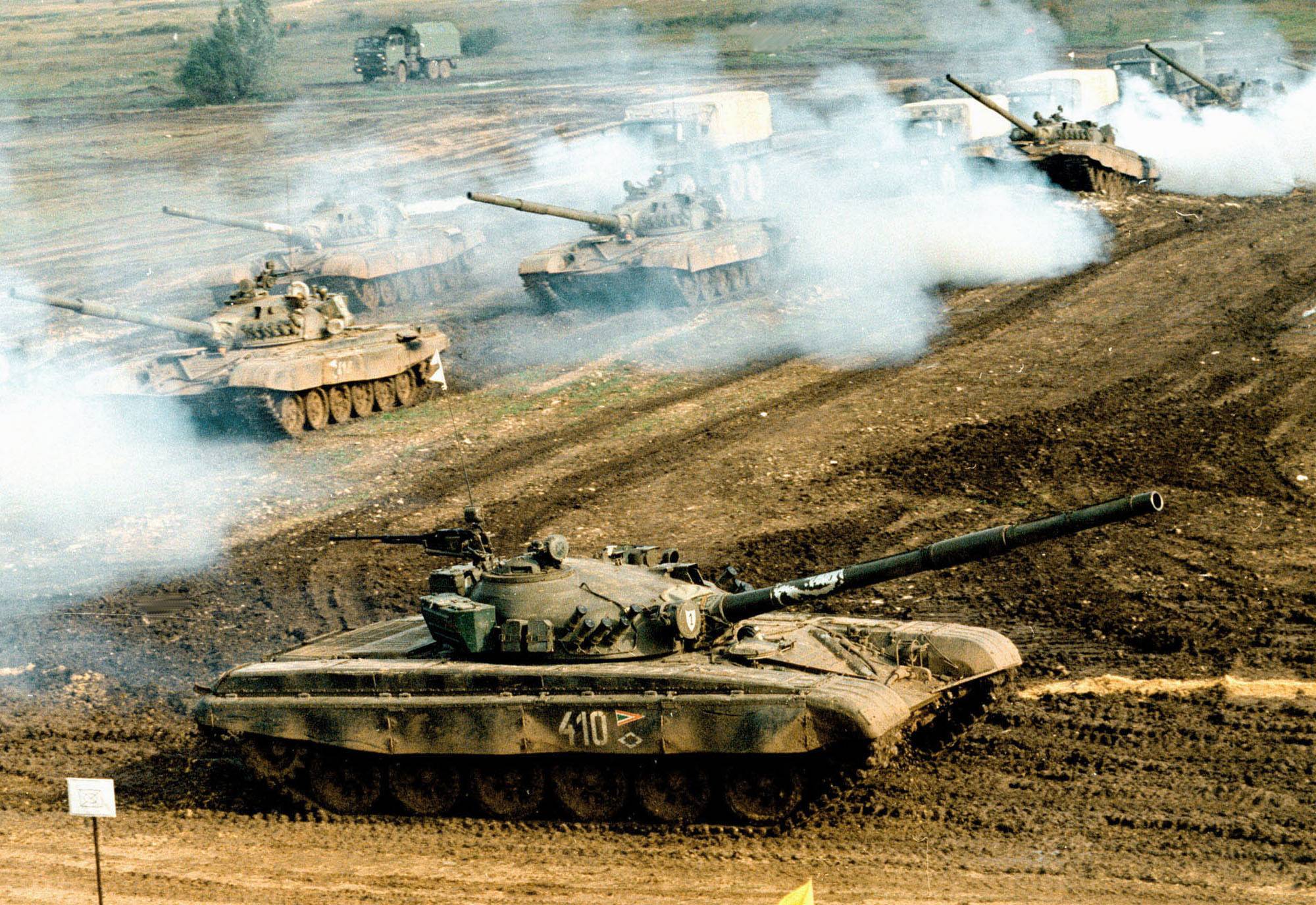Almanya’da düzenlenen NATO tatbikatı sırasında Macaristan’a ait tanklar (AP)