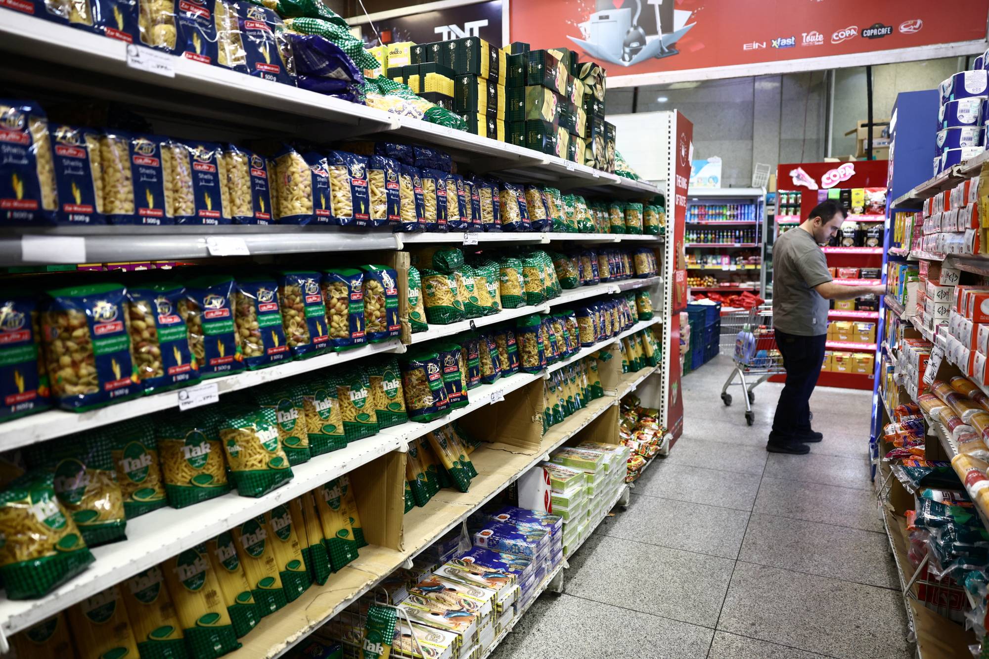 Tahran’daki bir marketten alışveriş yapan İranlı bir adam, 28 Nisan 2026 (Reuters)