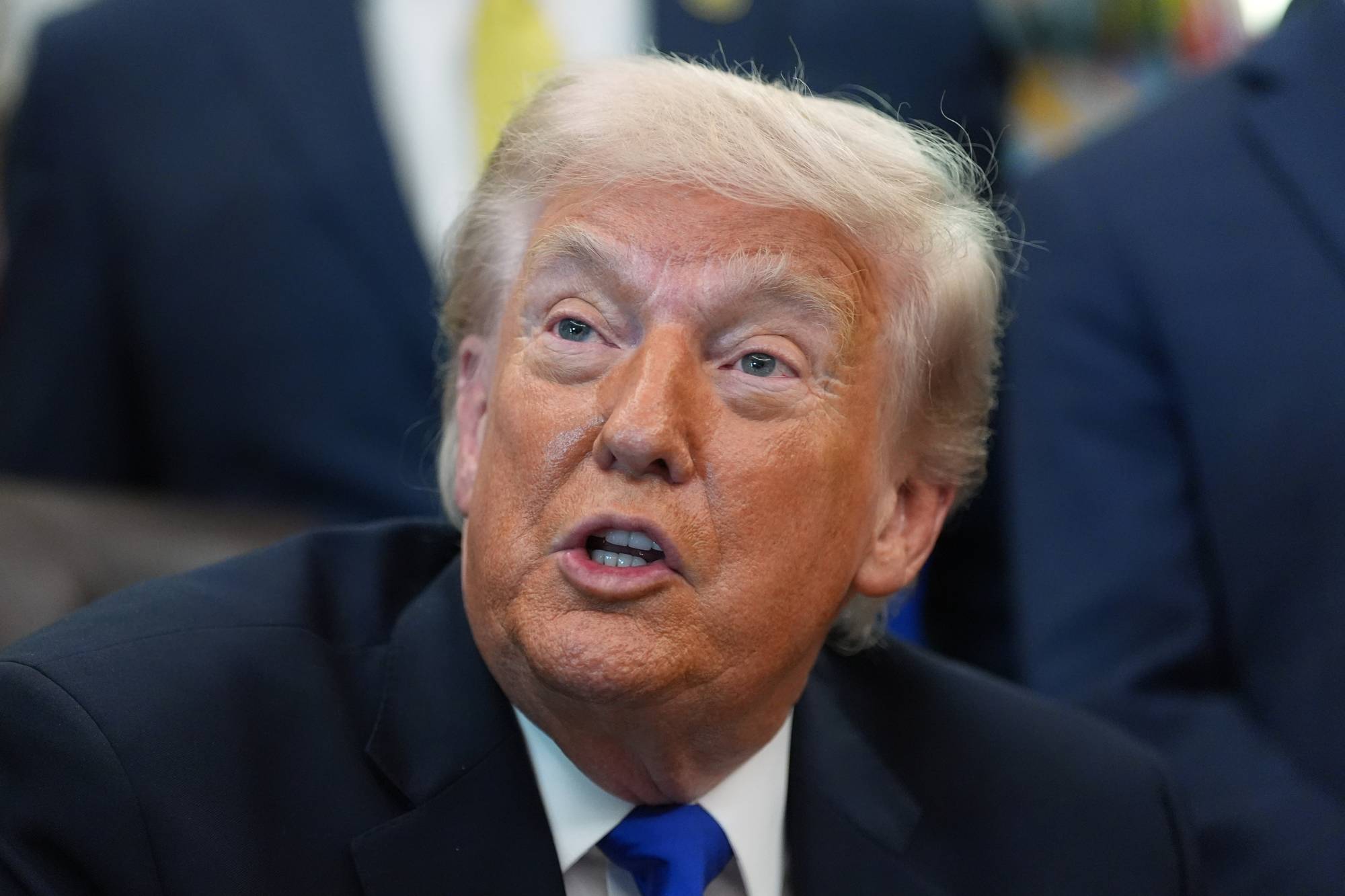 ABD Başkanı Donald Trump, Beyaz Saray'ın Oval Ofisinde gazetecilere konuşuyor, 30 Nisan 2026 (AP)