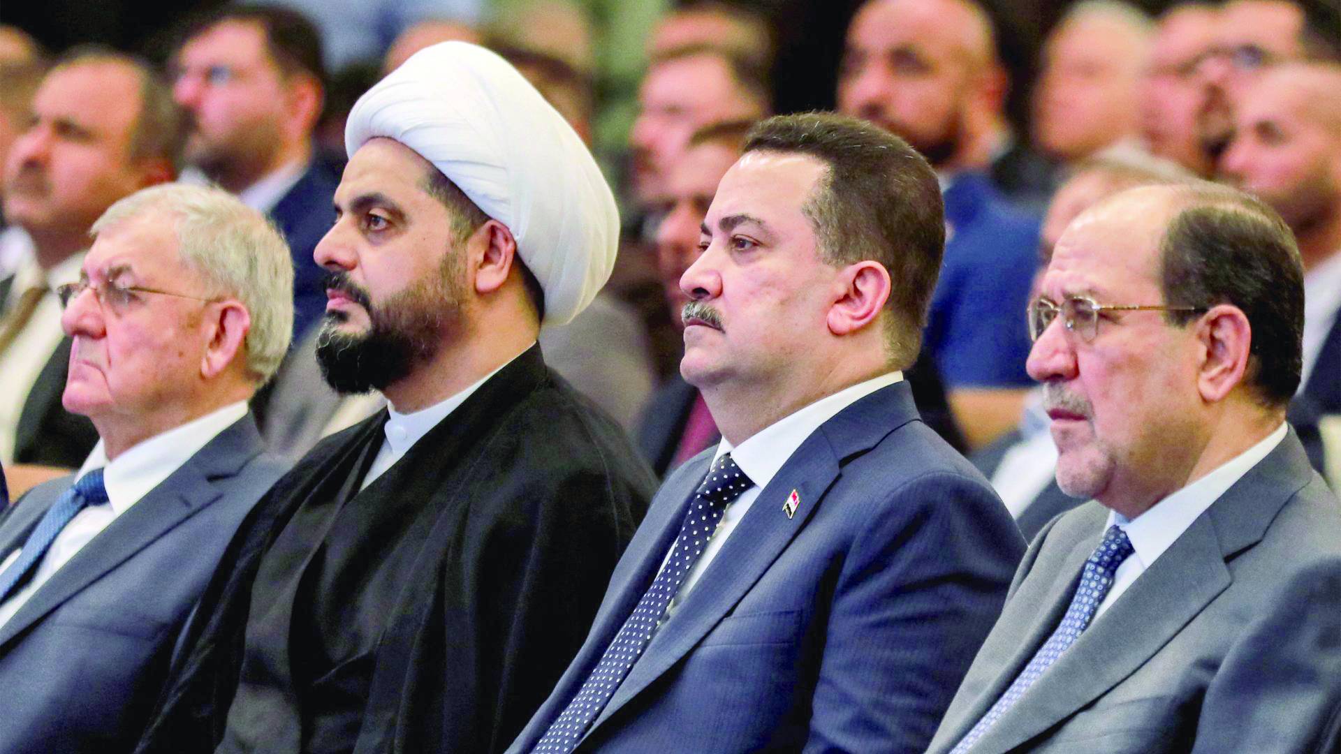 Irak Başbakanı Muhammed Şiya es-Sudani, Bağdat’ta düzenlenen bir toplantıda Nuri el-Maliki ile Kays el-Hazali’nin arasında oturuyor. (Arşiv – AFP)