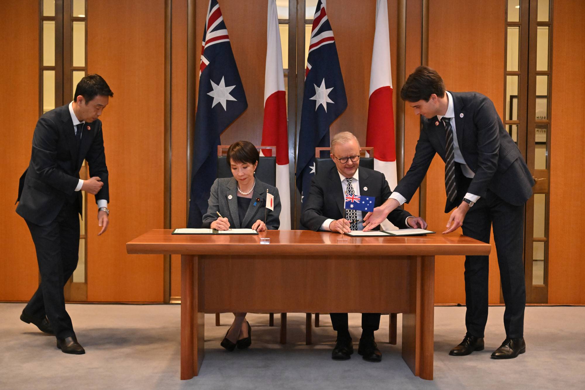 Takaichi ve Albanese, Canberra Parlamentosu'nda ekonomik güvenlik iş birliğine ilişkin ortak bir deklarasyon imzaladı (EPA)