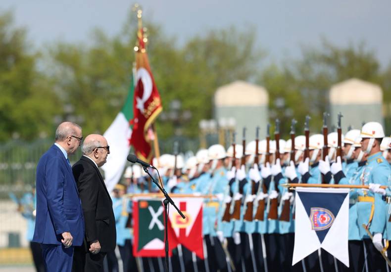 Erdoğan, Ankara'daki Cumhurbaşkanlığı Sarayı'nda Tebbun için resmi karşılama töreni düzenledi.