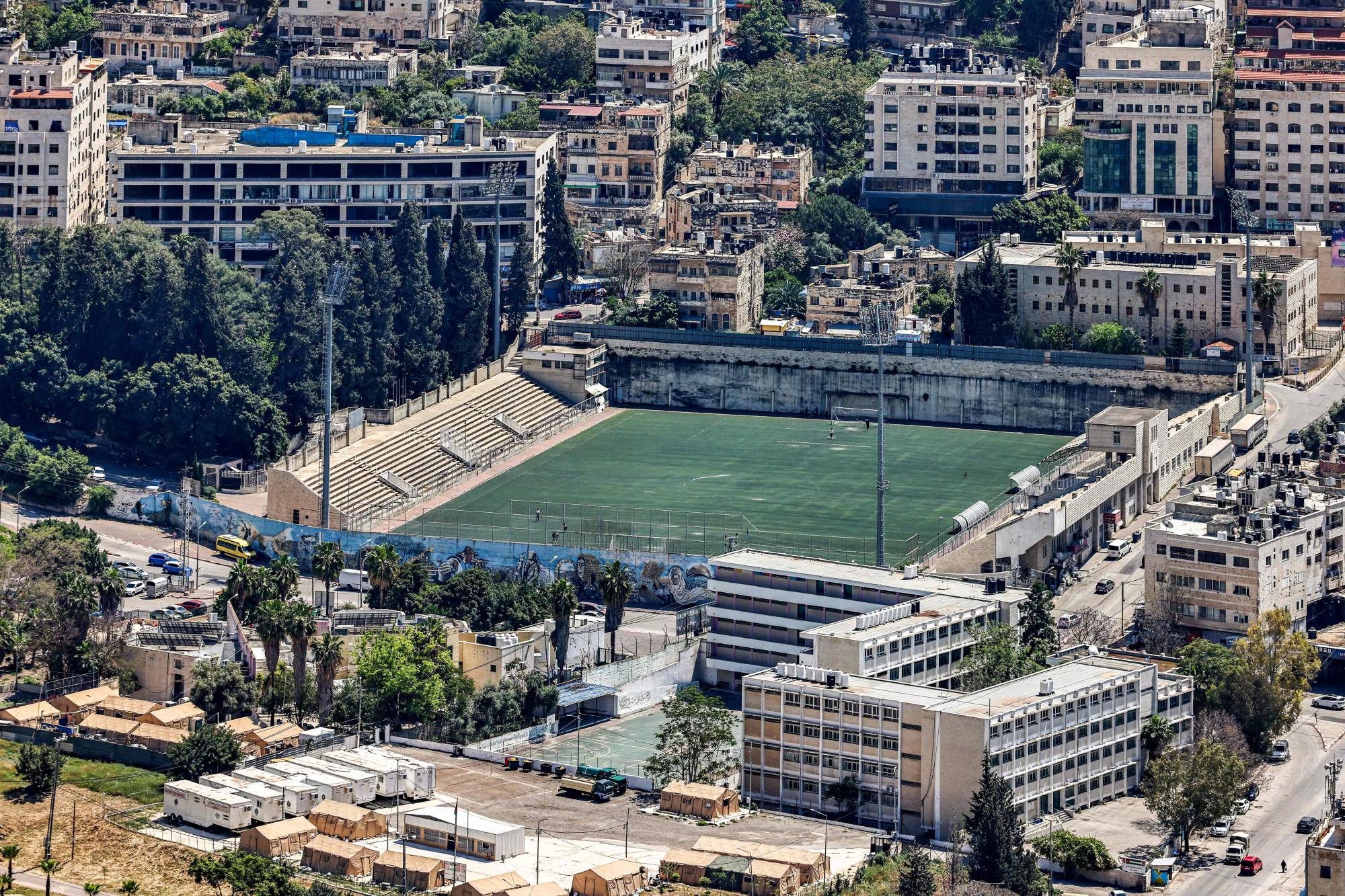 Gazze Şeridi’nden gelenlerin yaşadığı Nablus’taki futbol sahası (AFP)