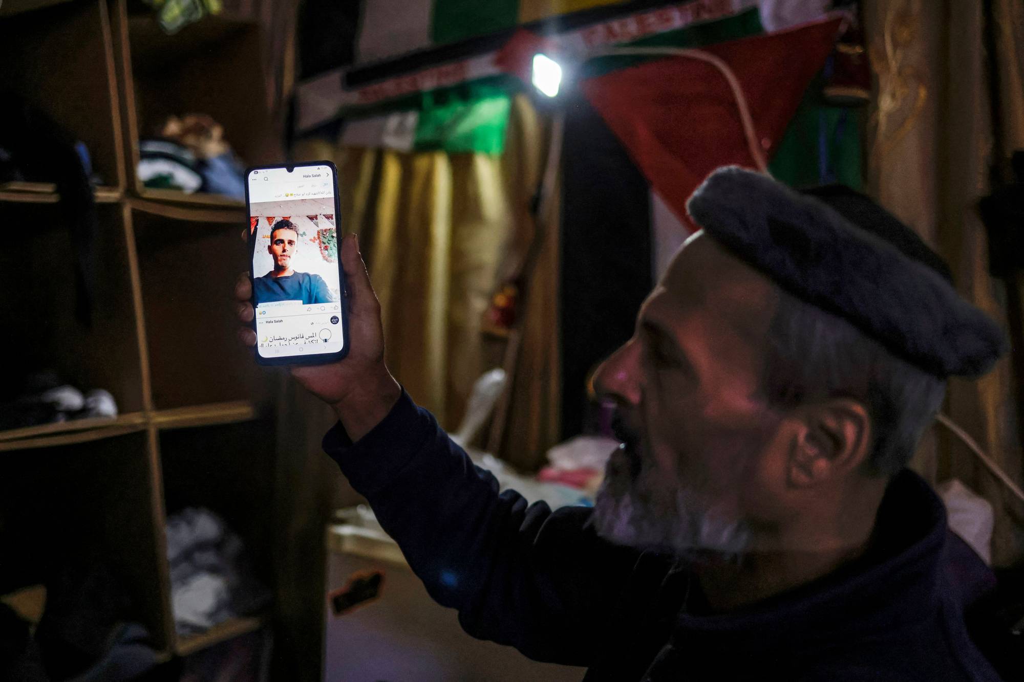 Semir Ebu Salah, Gazze’de öldürülen oğlunun fotoğrafına bakıyor. (AFP)