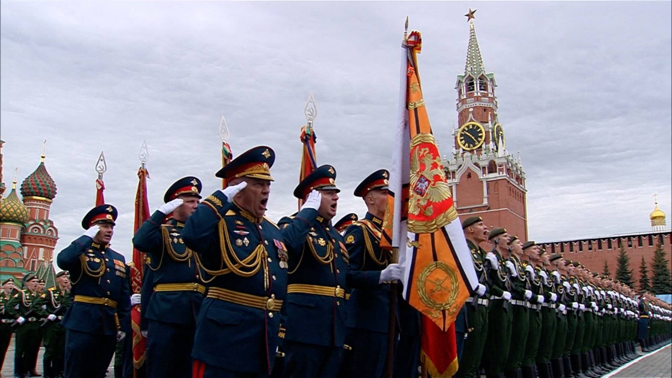 Rus askerleri askerî geçit töreninde (Reuters)