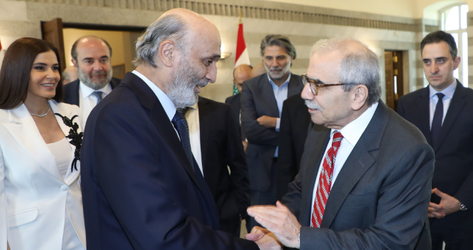  Lübnan Başbakanı Nevvaf Selam, Beyrut’taki Başbakanlık Ofisi’nde Lübnan Kuvvetleri Partisi lideri Semir Caca’yı kabul etti. (Arşiv – Lübnan Ulusal Haber Ajansı)