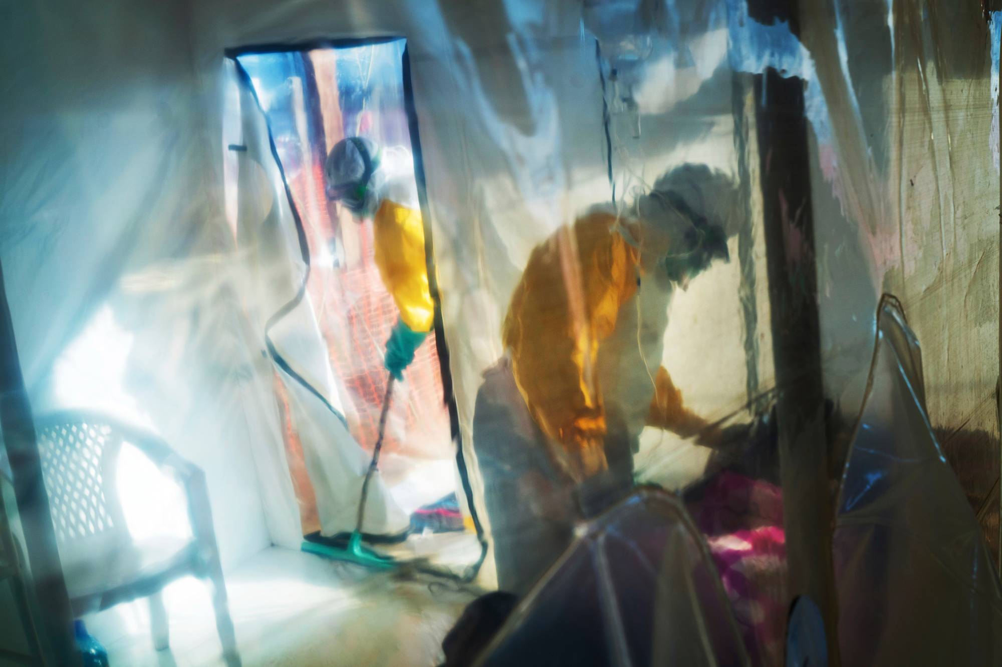 Kongo'da bir izolasyon çadırında tutulan bir Ebola hastasına sağlık çalışanları müdahale ediyor (Arşiv-AP)