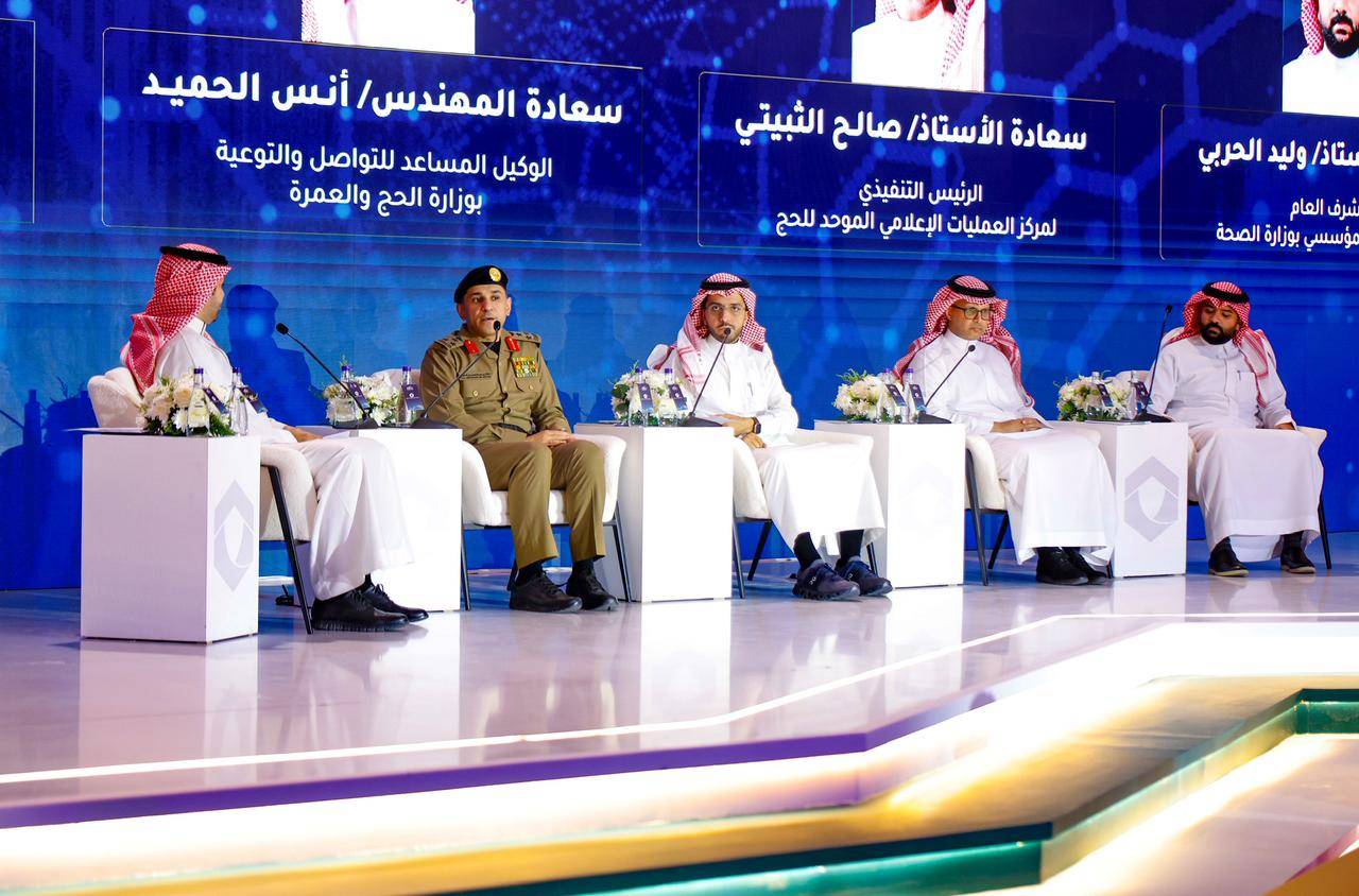 Tuğgeneral Talal el-Şelhub, Mühendis Enes al-Humeyd ve Velid al-Harbi, sağlık ve güvenlik konularında medyanın rolü üzerine bir diyalog oturumunda (SPA)