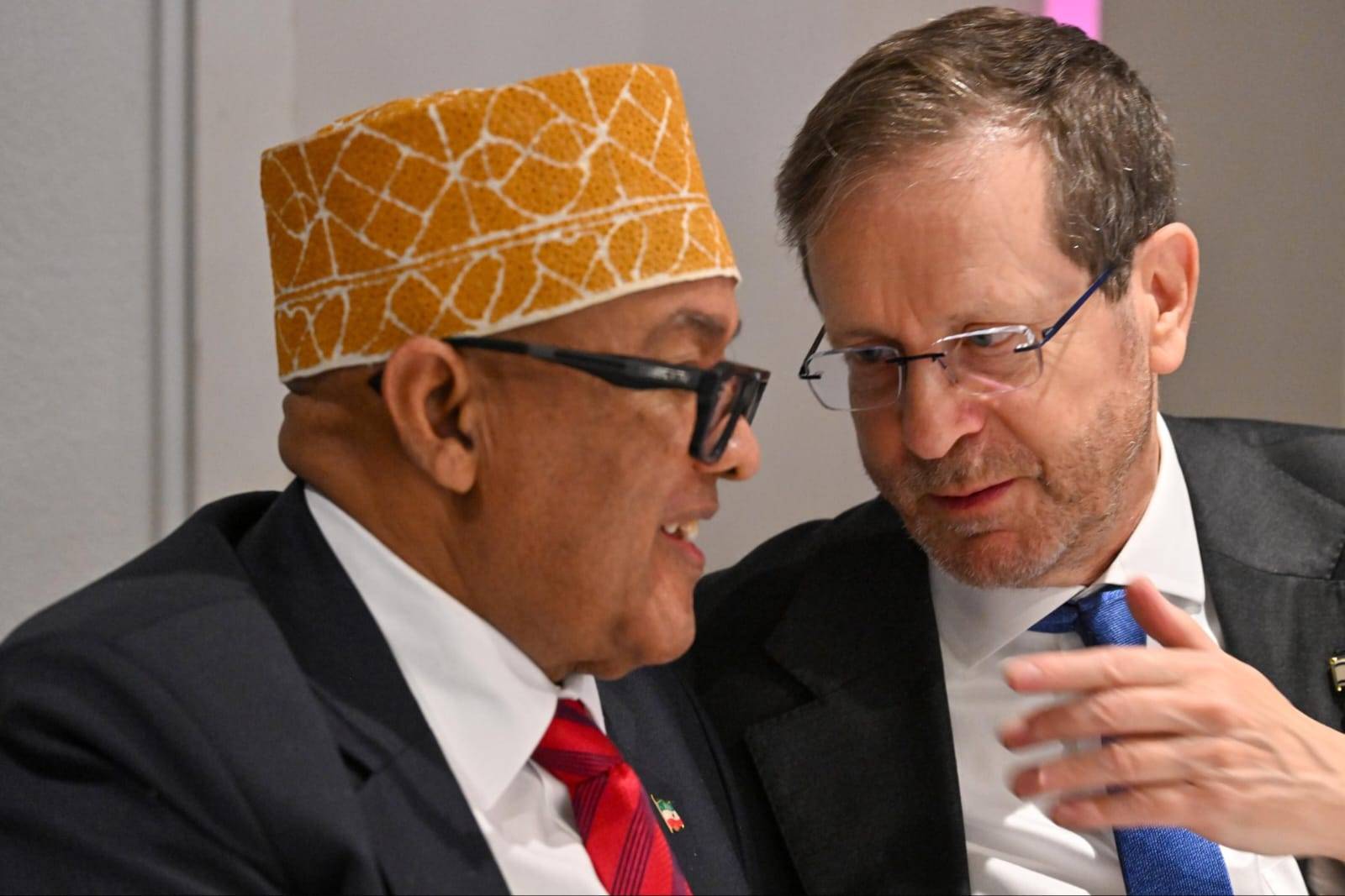 İsrail Cumhurbaşkanı Isaac Herzog, Davos Forumu’nun oturum aralarında Somaliland Cumhurbaşkanı ile yaptığı görüşme sırasında (Herzog’un X hesabı)