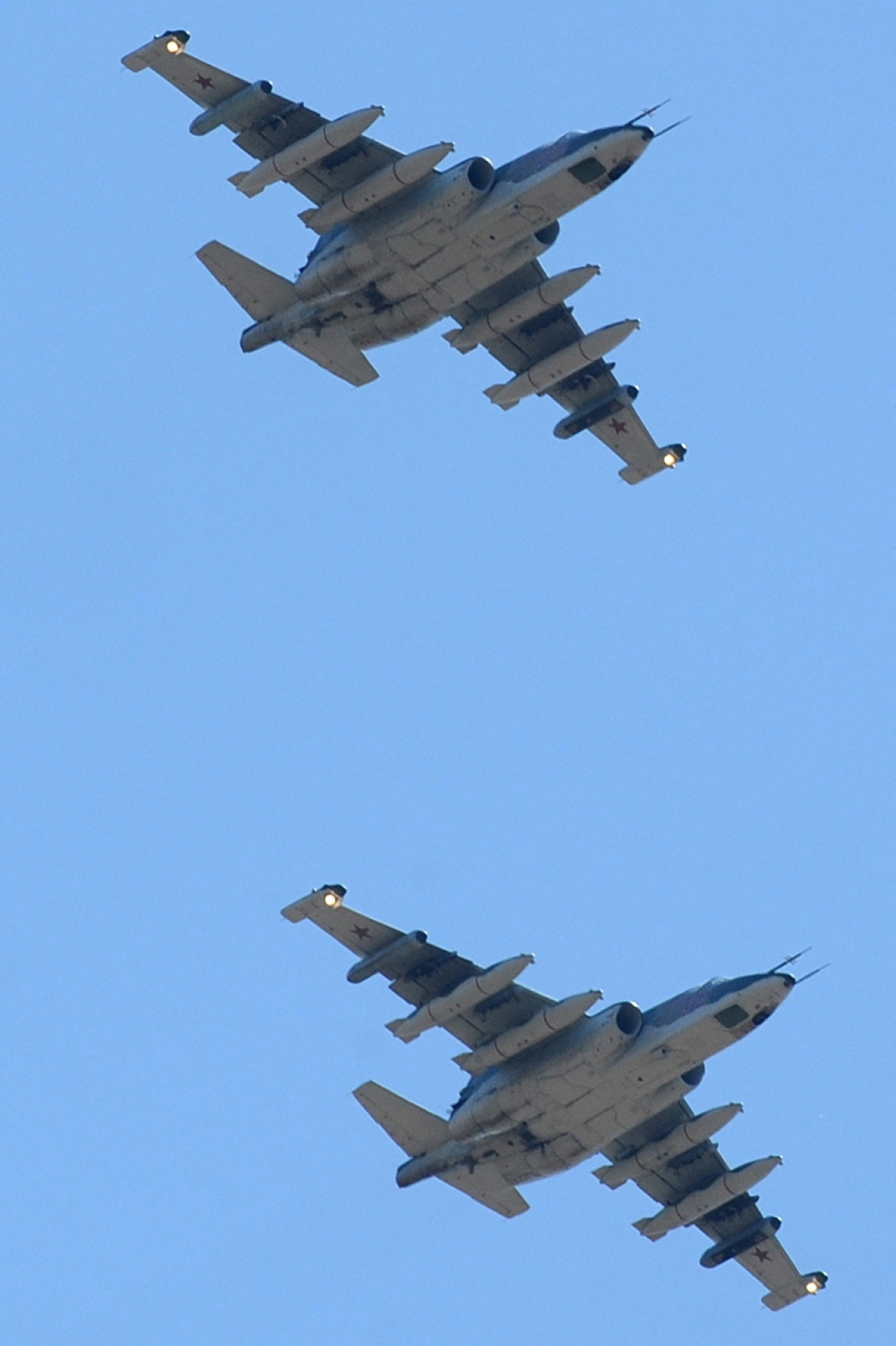 Fotoğraf Altı: Suriye semalarındaki iki Rus Su-25 uçağı. (Reuters)