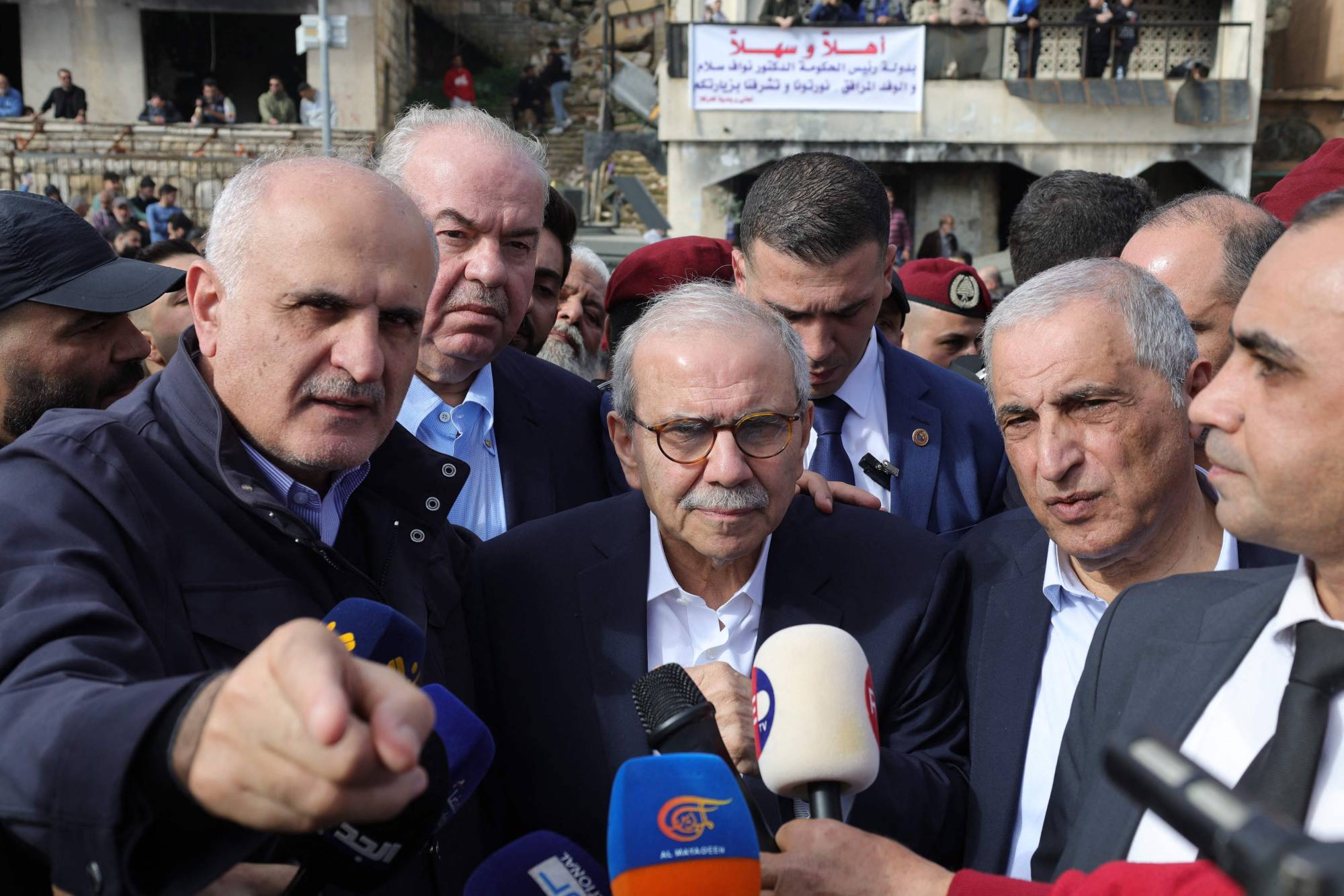 Lübnan Başbakanı Nevvaf Selam, son savaş başlamadan önce Lübnan’ın güneyinde İsrail sınırındaki Kfar Kila kasabasına yaptığı ziyaret sırasında milletvekilleri Ali Hasan Halil ve Kasım Haşim’in arasında duruyor. (AFP)