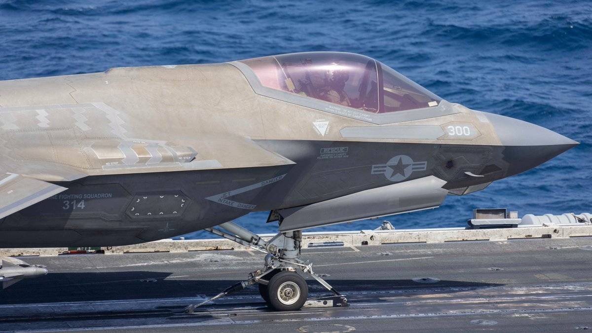22 Mayıs 2026'da (CENTCOM) bir ABD Donanması savaş uçağı, Arap Denizi'ndeki USS Abraham Lincoln uçak gemisinden kalkış yapıyor.