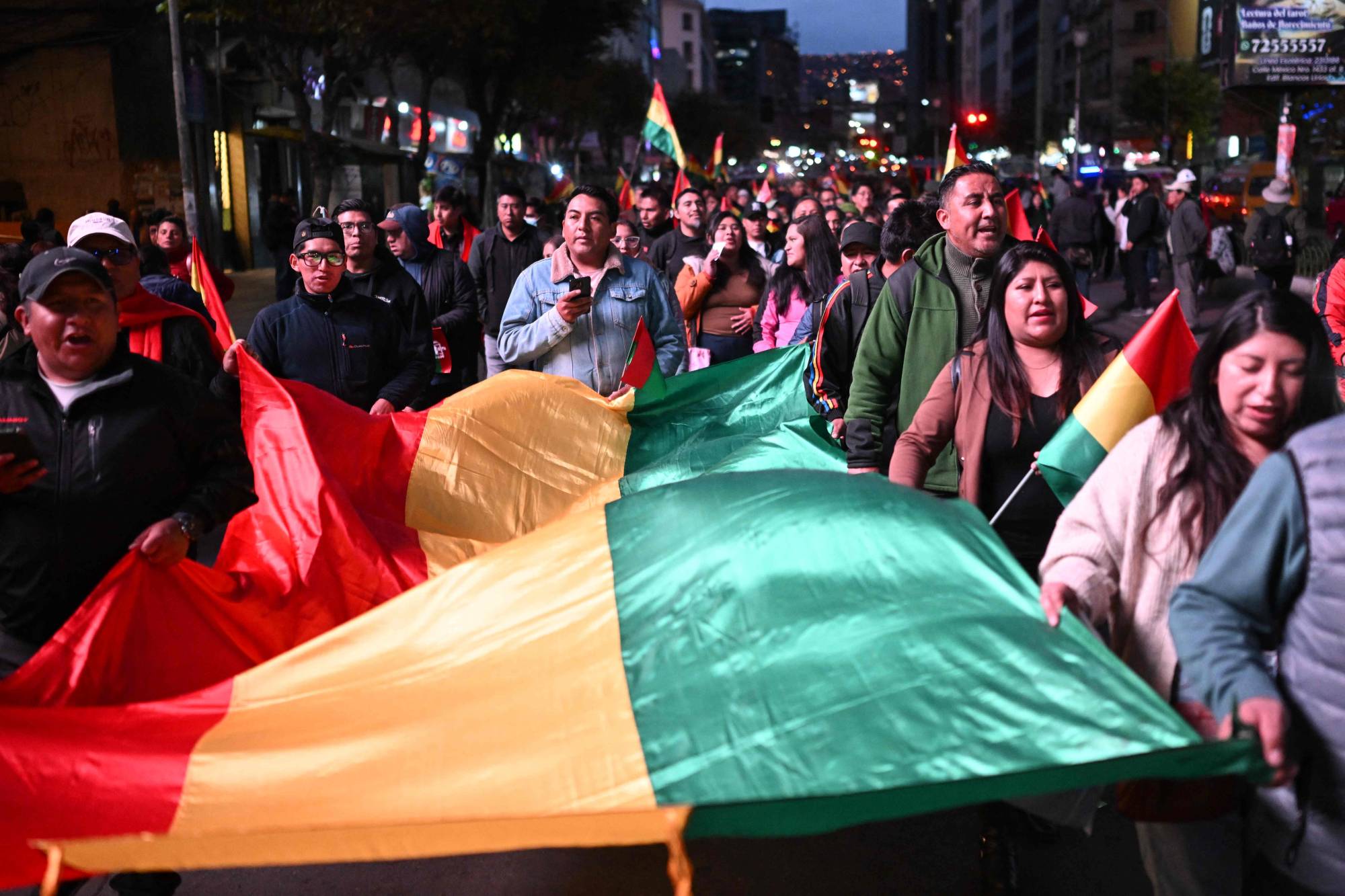 Protestocular, La Paz sokaklarında muhalif gruplar tarafından kurulan barikatlara ve yol blokajlarına karşı gösteri düzenledi (AFP)