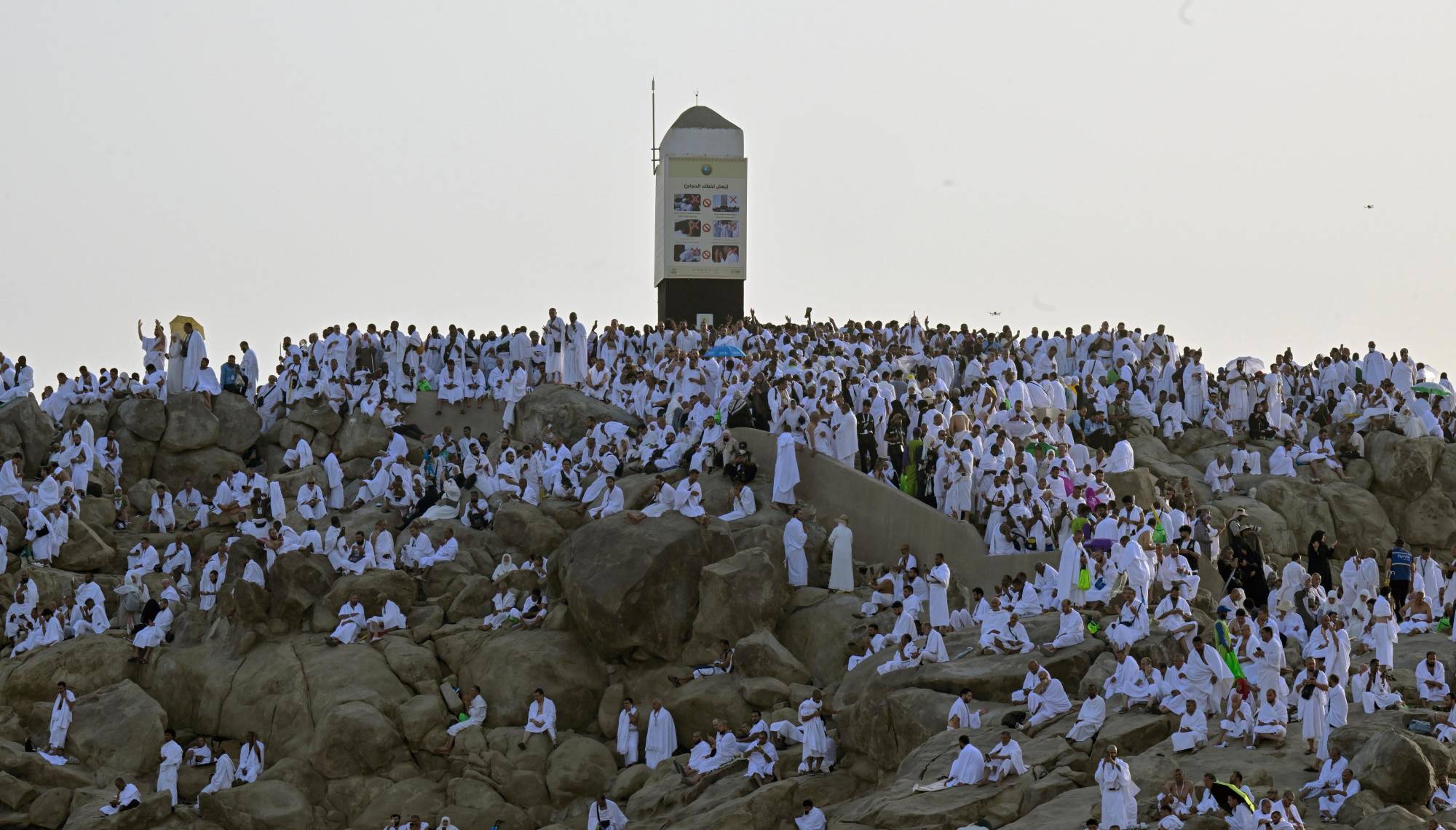 Hacılar Arafat düzlüklerinde durmuş, dillerinden Telbiye, Tehlil ve bağışlanma ile merhamet dileklerini okudular (Fotoğraf: Beşir Salih)