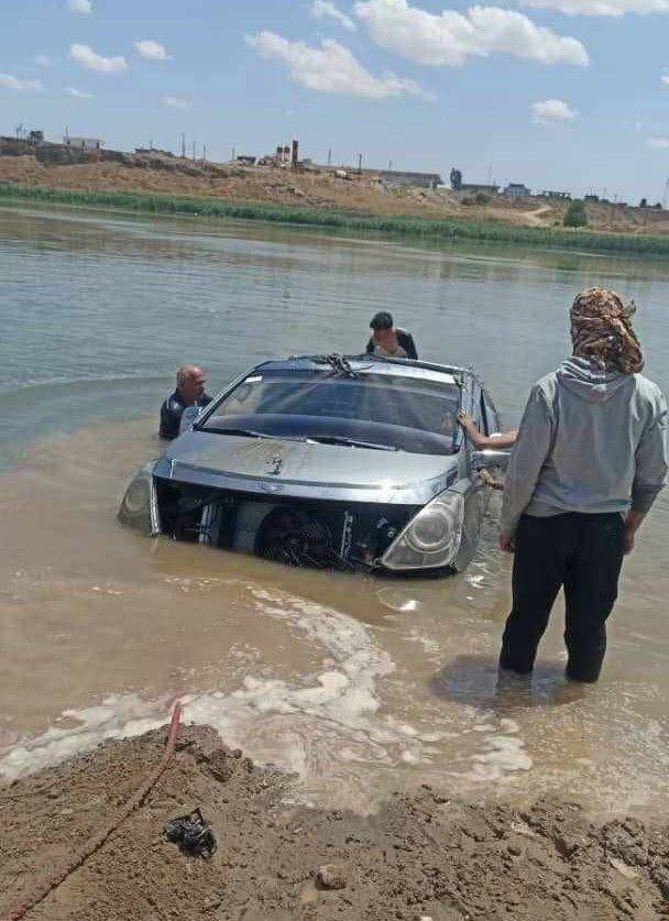 İnternette dolaşan bir fotoğrafta, Deyrizor'da batan feribotun içinde bir araba görülüyor.