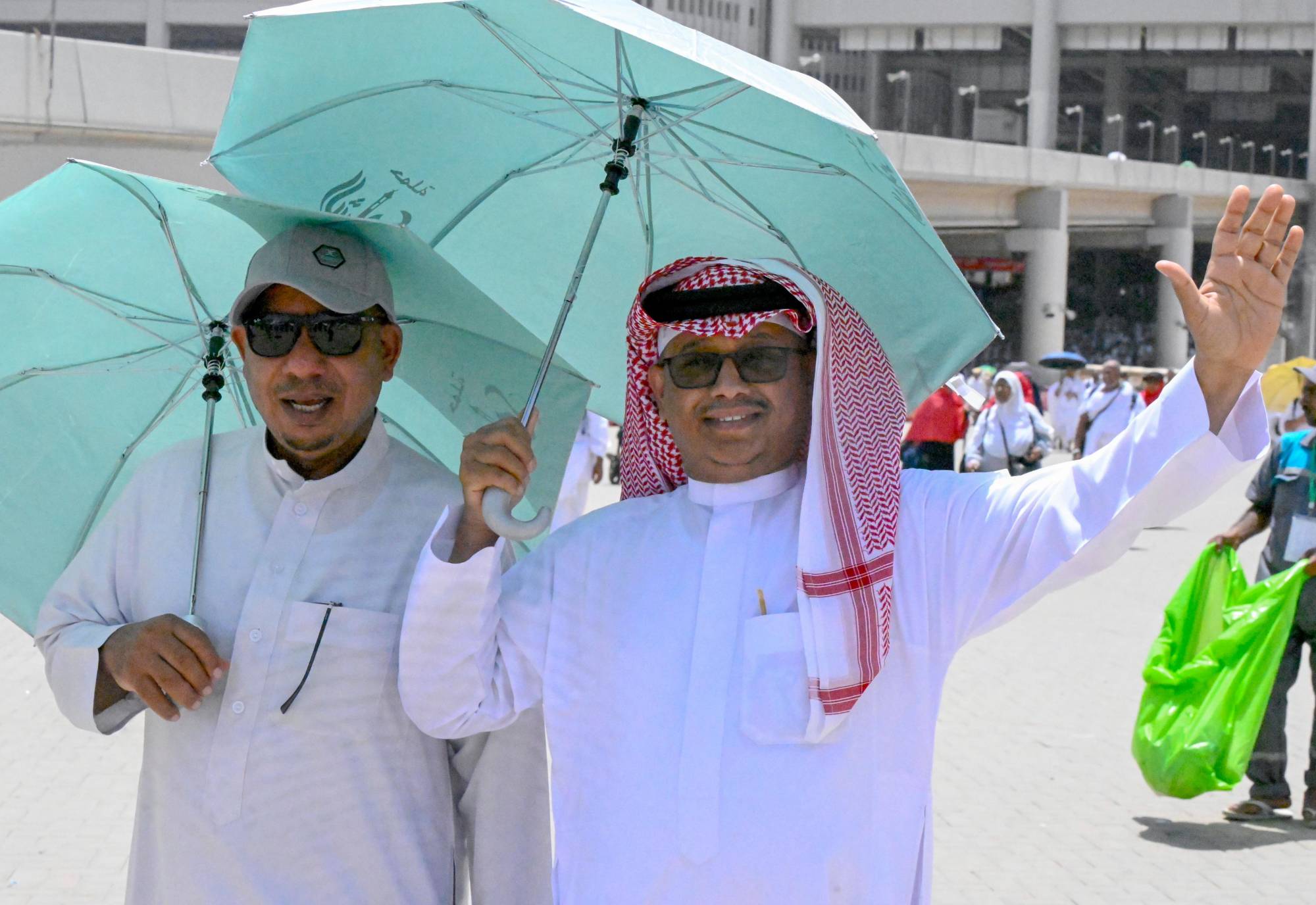  Hacılar, küçük tahallülün ardından beyaz ihram kıyafetlerini çıkarıyor. (Fotoğraf: Beşir Salih)
