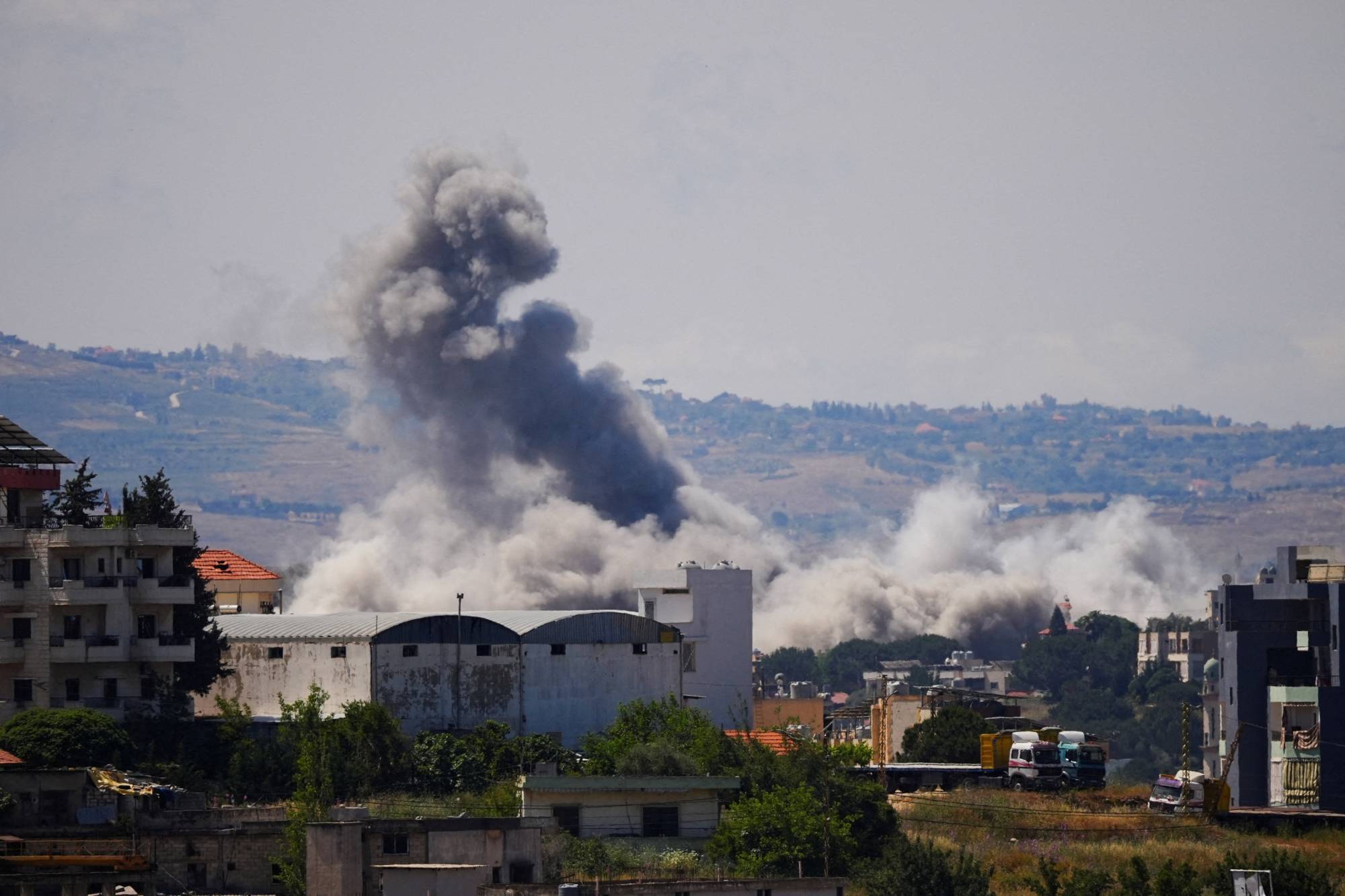 İsrail hava saldırılarının ardından Lübnan’ın güneyindeki kasabalardan yükselen dumanlar (Reuters)