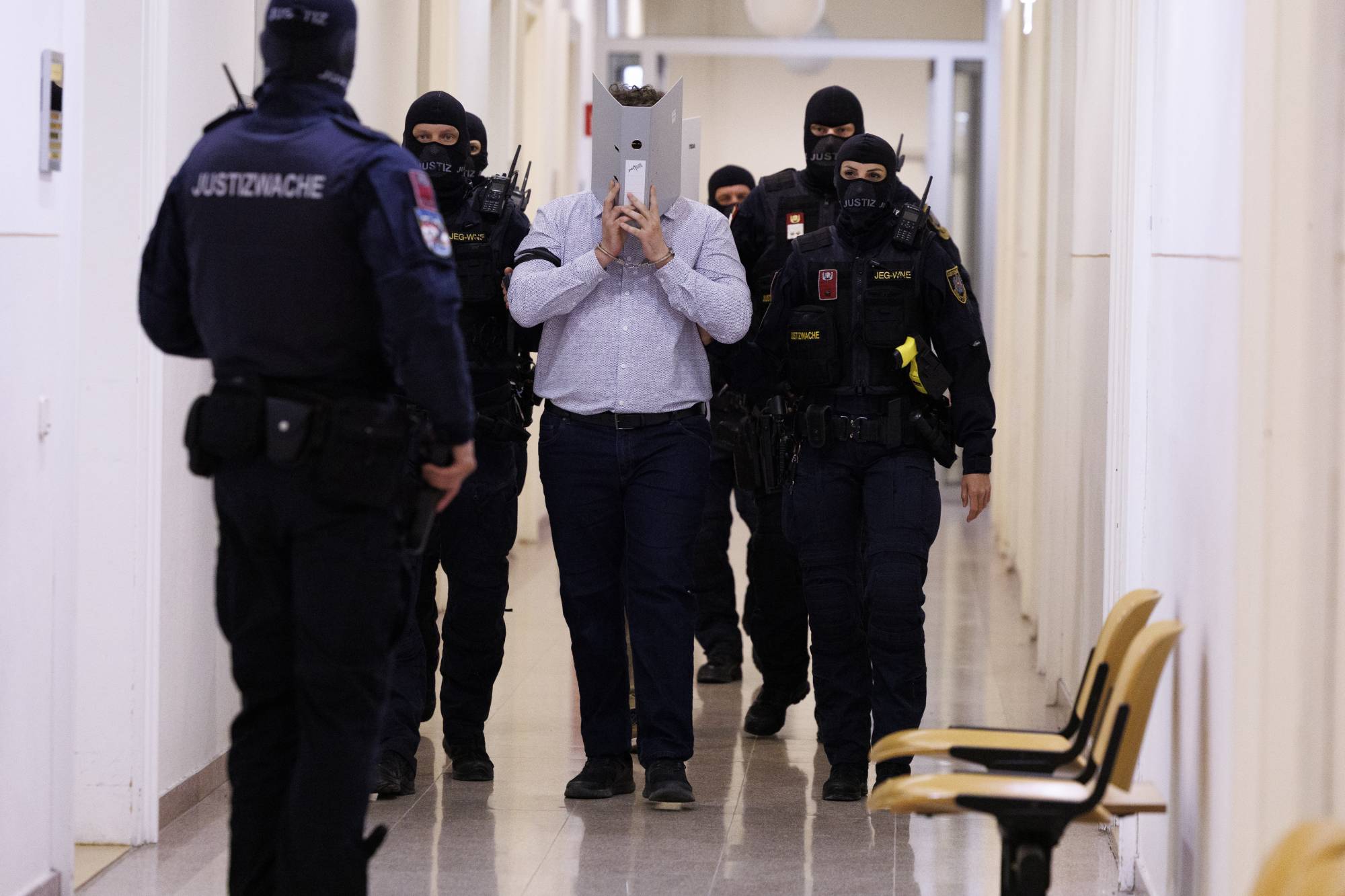 Polis, 28 Mayıs 2026'da Viyana'da Taylor Swift'in konserine saldırı planlamakla suçlanan sanığı mahkeme salonuna getirirken, (DPA)