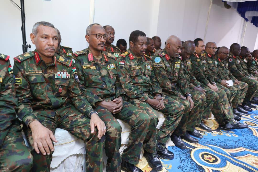 Sudan Egemenlik Konseyi Başkanı ve Ordu Komutanı Orgeneral Abdulfettah el-Burhan, Hartum’daki komuta merkezinde üst düzey ordu komutanlarıyla bir araya geldi. (Sudan Egemenlik Konseyi Basın Ofisi)