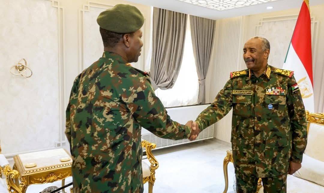 Sudan Egemenlik Konseyi Başkanı ve Ordu Komutanı Orgeneral Abdulfettah el-Burhan, planlama işlerinden sorumlu yardımcısı Şemseddin Kabaşi’yi karşıladı. (Sudan Egemenlik Konseyi Basın Ofisi)