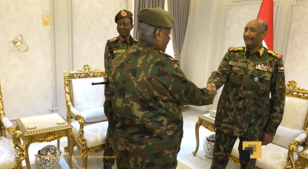 Sudan Egemenlik Konseyi Başkanı ve Ordu Komutanı Orgeneral Abdulfettah el-Burhan, Sudan Ordusu Komutan Yardımcısı Yasir el-Ata ile el sıkışırken (Sudan Egemenlik Konseyi Basın Ofisi – Facebook)