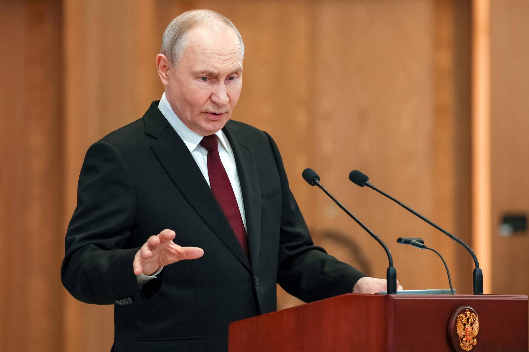 Rusya Devlet Başkanı Vladimir Putin Kazakistan'da gazetecilere konuşuyor (AFP)