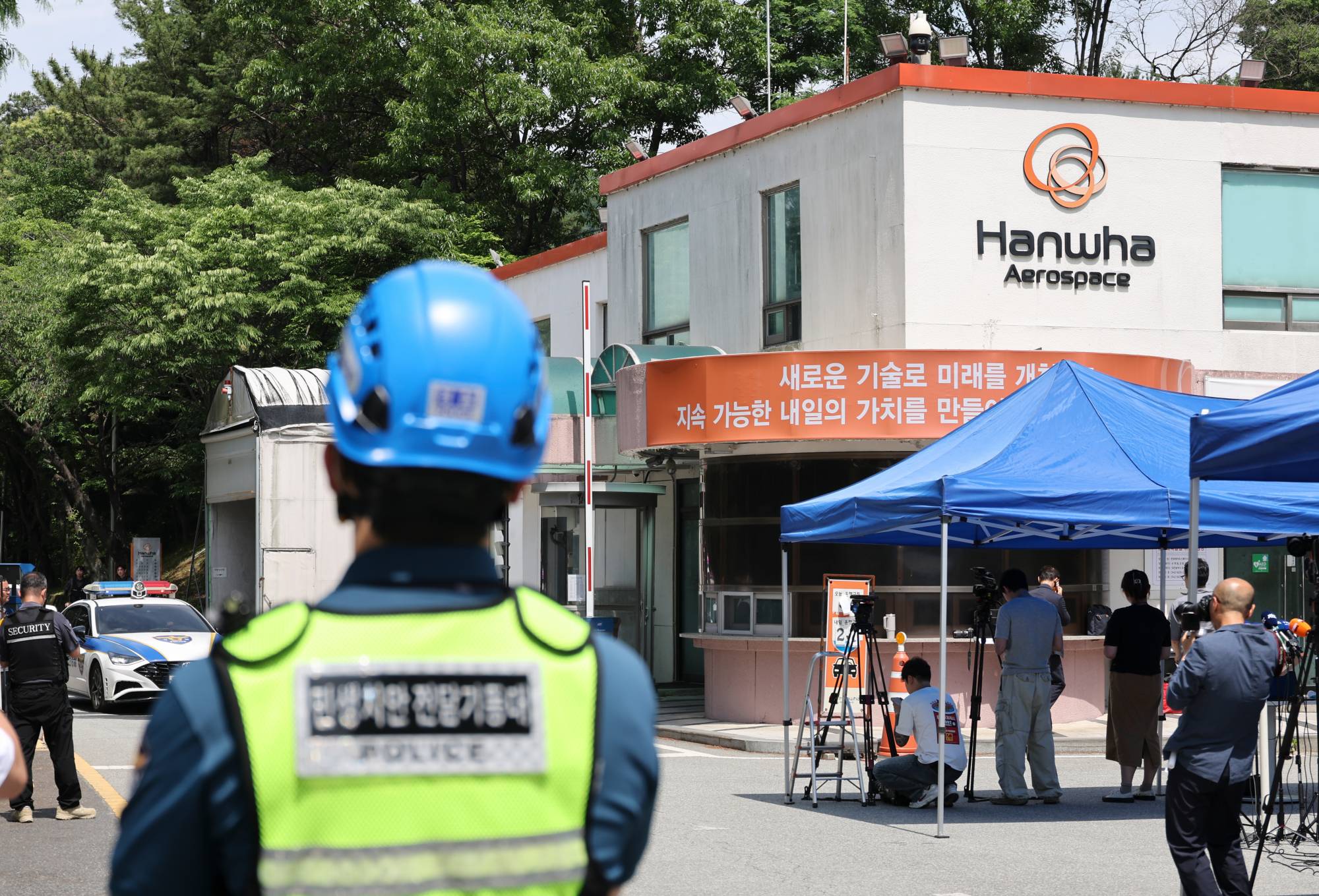 Patlamanın ardından Hanwha Havacılık ve Uzay Fabrikası'nın girişi (AP)