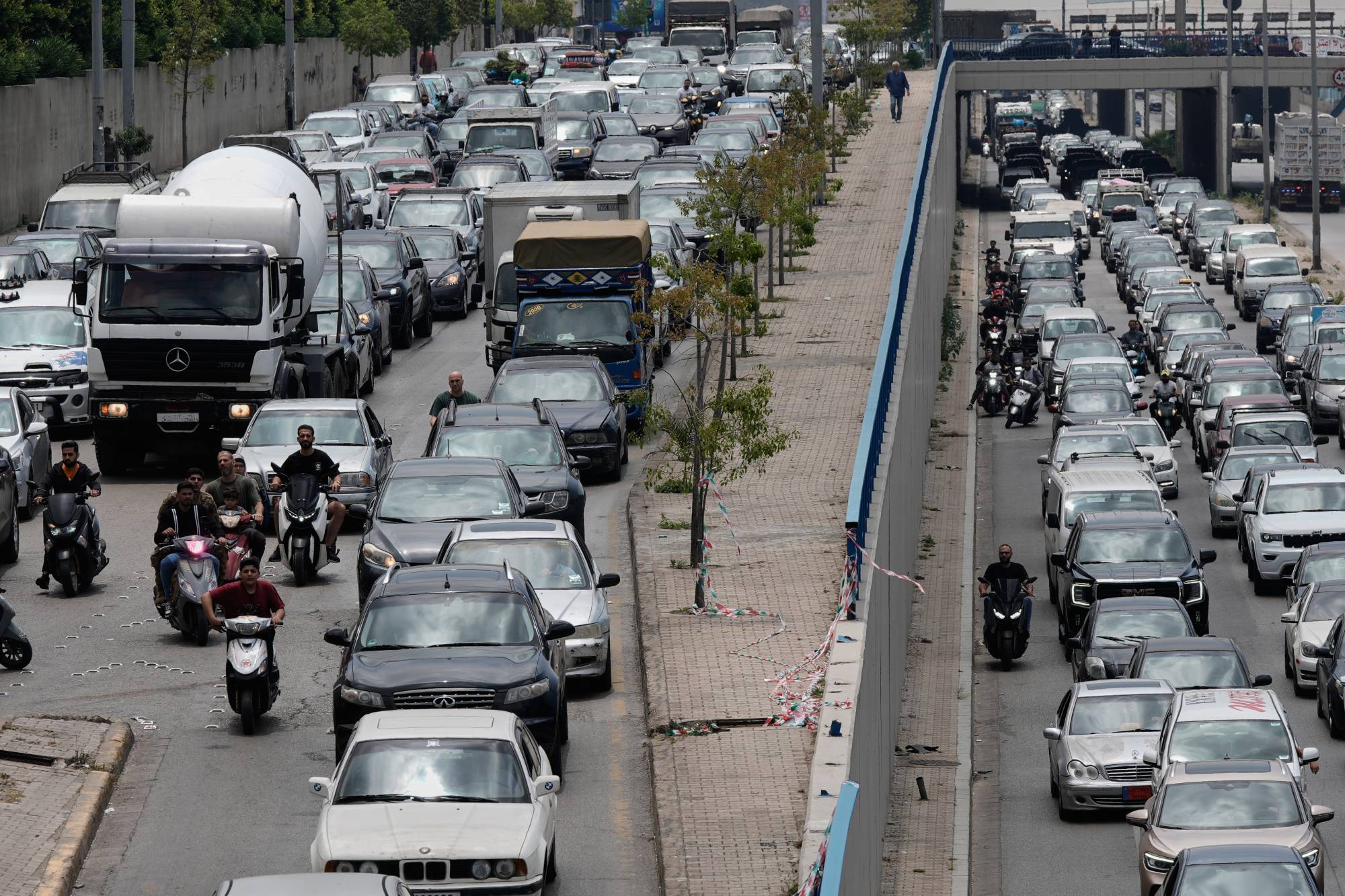 İsrail'in bölgeyi hedef alacağı tehdidinin ardından Beyrut'un güney banliyölerinden büyük bir göç yaşandı (AP)
