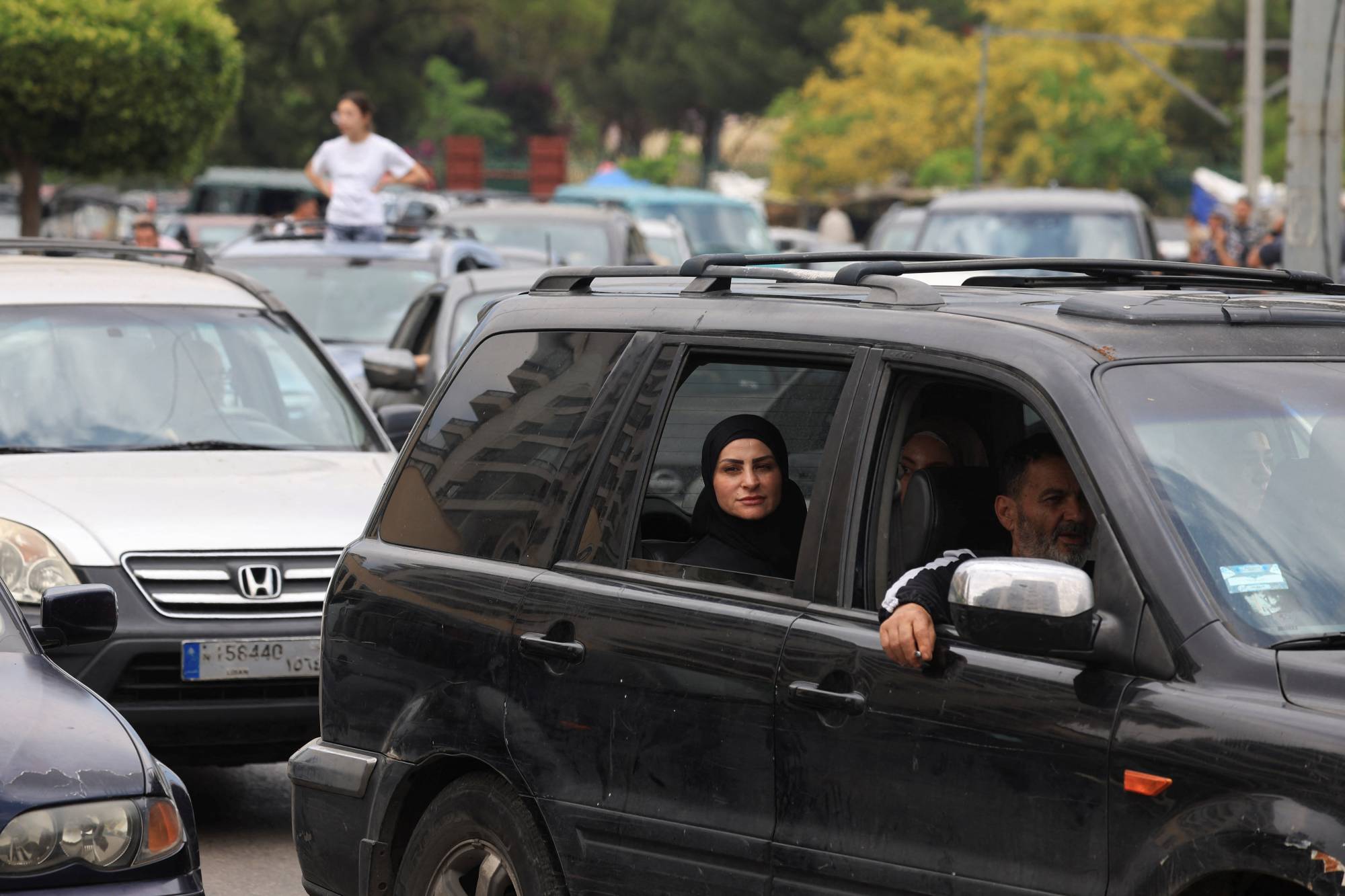İsrail'in bölgeyi hedef alacağı yönündeki tehditlerinin ardından Beyrut'un güney banliyölerinden ayrılmaya çalışan insanların neden olduğu trafik sıkışıklığı (Reuters)