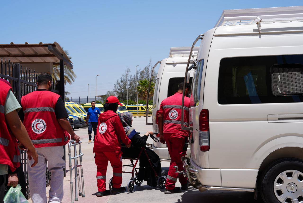 Mısır Kızılayı, bir grup Filistinli hasta ve yaralıyı kabul etti (Mısır Kızılayı)