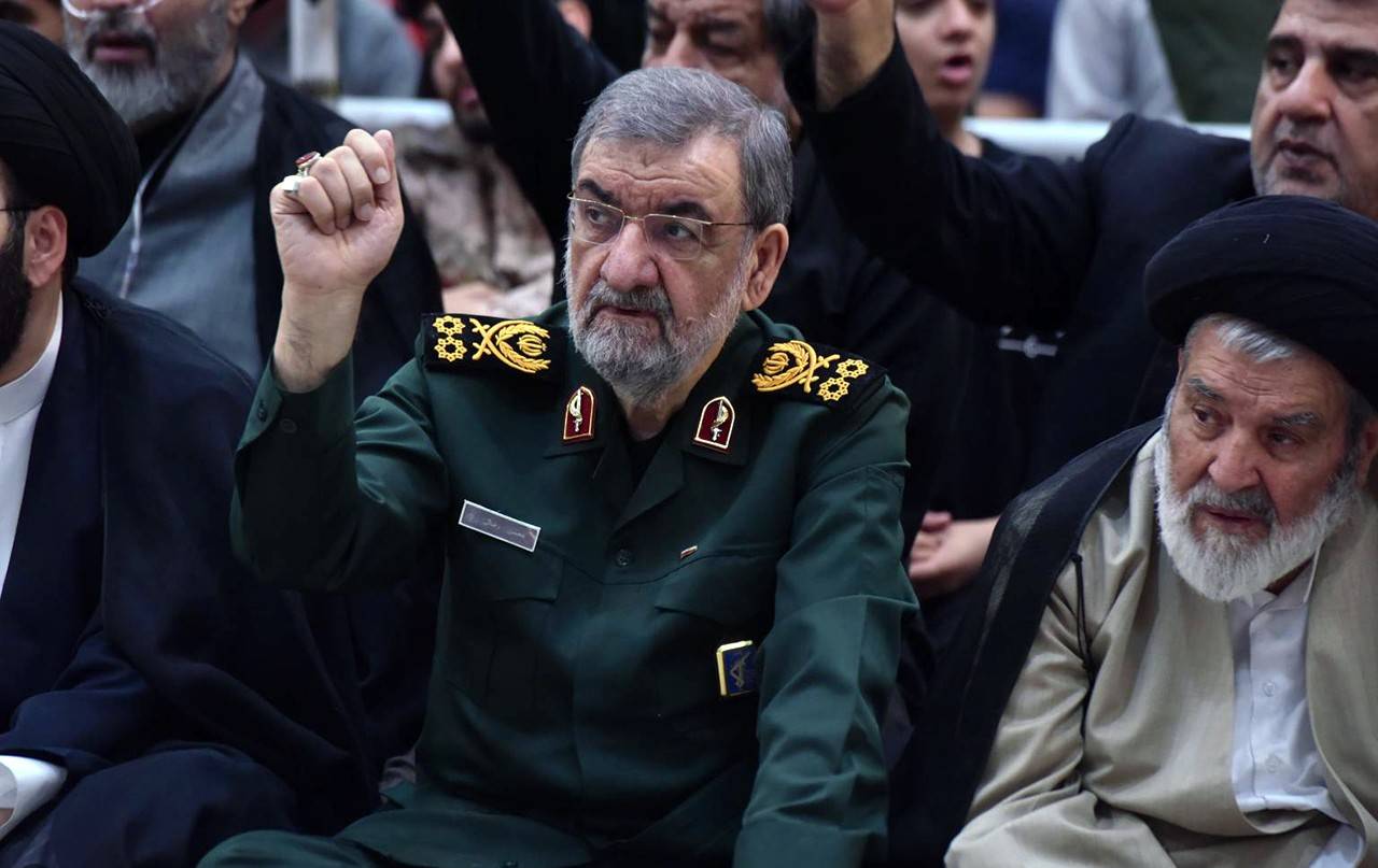 ​​​​​​​İran Devrim Muhafızları Ordusu (DMO) Genel Komutanı Tümgeneral Muhsin Rızai, Tahran’da düzenlenen Humeyni’nin 37. ölüm yıldönümü töreninde slogan atıyor. (Jamaran)